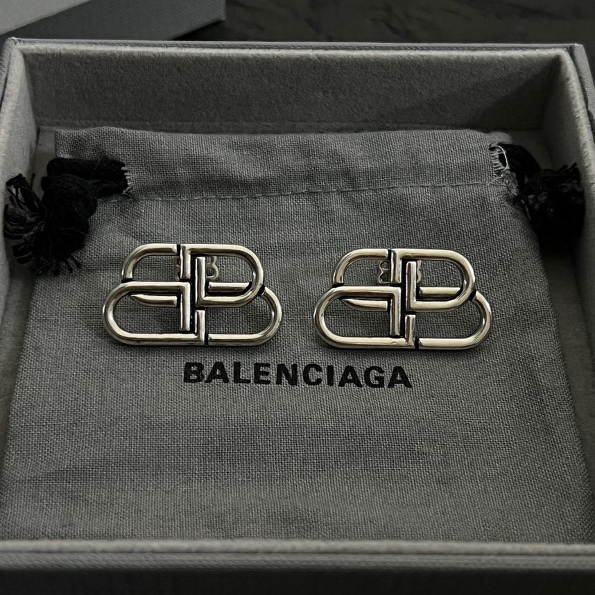 Balenciaga 巴黎世家 Balenciaga 耳钉 简单大方 金质感饱满 ，搭配衣服超