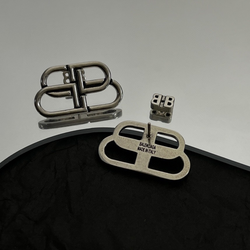 Balenciaga 巴黎世家 Balenciaga 耳钉 简单大方 金质感饱满 ，搭配衣服超