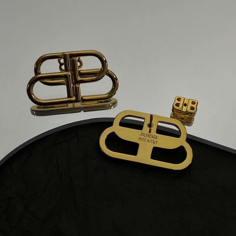Balenciaga 巴黎世家 Balenciaga 耳钉 简单大方 金质感饱满 ，搭配衣服超