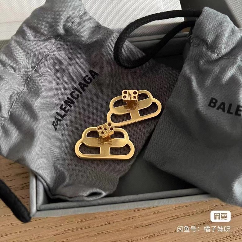 Balenciaga 巴黎世家 Balenciaga 耳钉 简单大方 金质感饱满 ，搭配衣服超