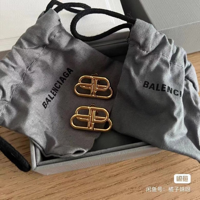 Balenciaga 巴黎世家 Balenciaga 耳钉 简单大方 金质感饱满 ，搭配衣服超
