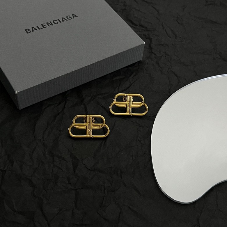 Balenciaga 巴黎世家 Balenciaga 耳钉 简单大方 金质感饱满 ，搭配衣服超
