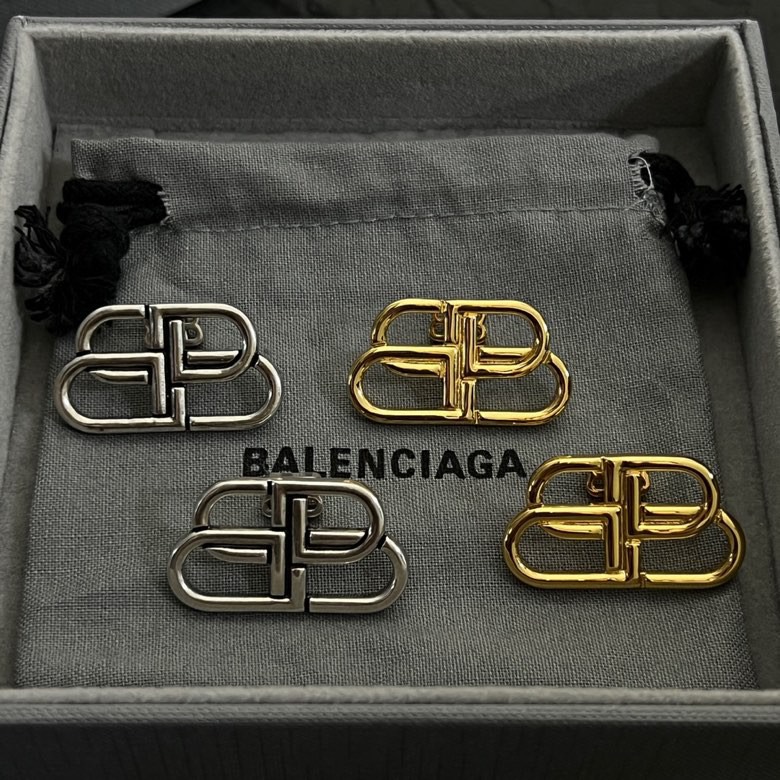 Balenciaga 巴黎世家 Balenciaga 耳钉 简单大方 金质感饱满 ，搭配衣服超