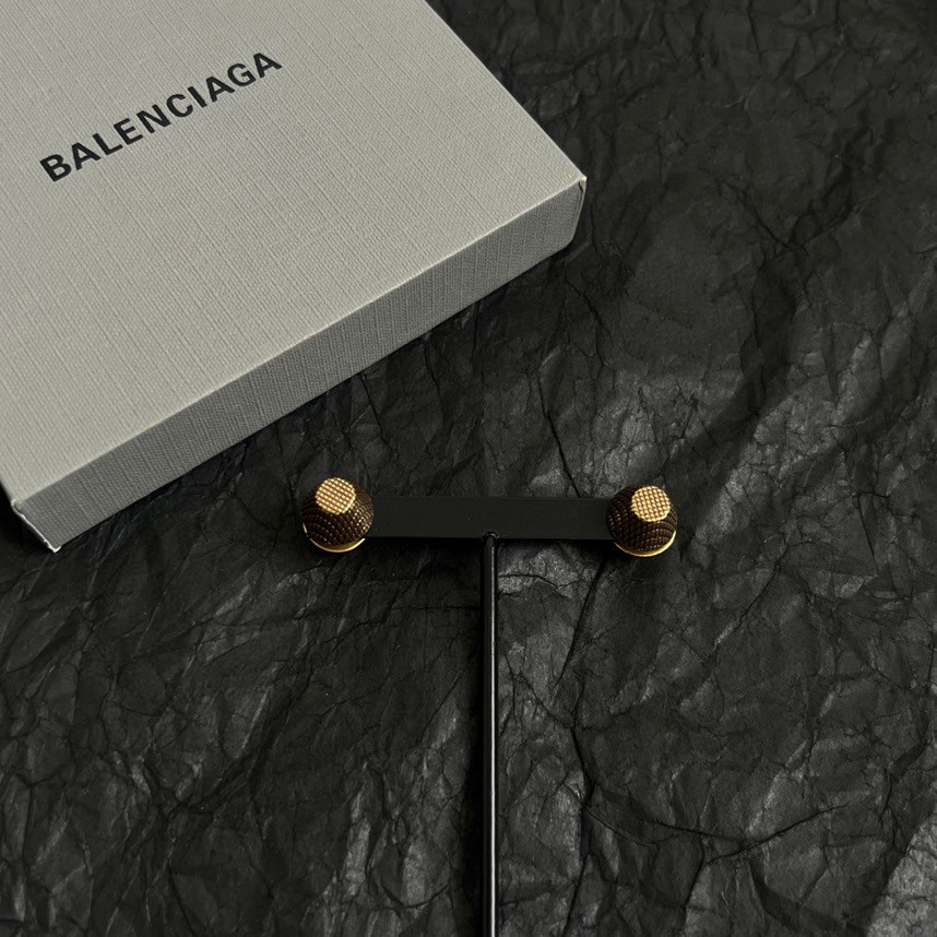 Balenciaga 巴黎世家 Balenciaga 耳钉 简单大方 金质感饱满 ，搭配衣服超