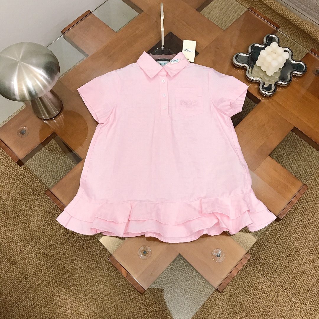 NO:762867,[Ready stock] FEND* doll style dress with small lapels. Exquisite style. Made of high-end milk pink jacquard presbyopia FF letter embroidery. Elegant style. Exquisite small pockets on the chest with embroidered logo and shell buttons with logo replica accessories. Light and elegant three-dimensional lotus leaf skirt hem at the corners. It is playful and cute ~ soft and comfortable. It is skin-friendly and does not tie the body. It is a must-have artifact for princess ~  Size--120-130-140-150 [CM] Counter packaging 10, clothes, fendi, skirts,19860909【现货发】  FEND* 小翻领娃娃款连衣裙 精致款 高级奶粉色系提花老花FF字母刺绣打造 高雅气质款 胸前精致小口袋刺绣logo标志搭配贝壳纽扣logo复刻配饰 裙角处轻盈飘逸立体荷叶裙摆边 尽显俏皮可爱～柔顺舒适 亲肤不扎 上身效果极好 公主的必备神器～  size尺码--120-130-140-150【CM】 专柜包装10,衣服,fendi,skirts,,Children's