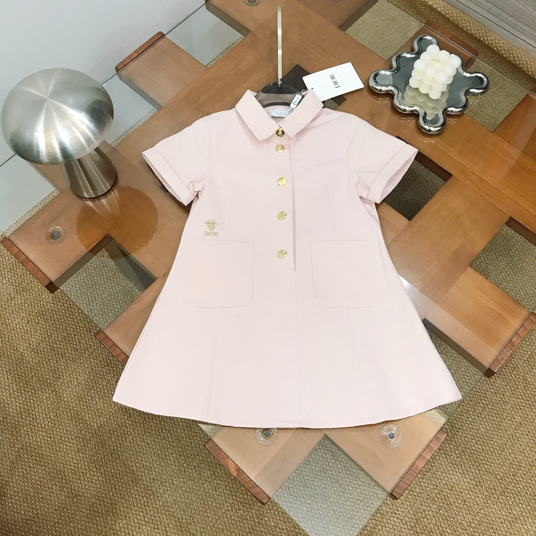 NO:762861,[Ready stock] DIO* Small lapel denim dress Exquisite model Made of twill cotton denim fabric Elegant model Exquisite embroidered logo on the front of the pockets with hardware gold buttons logo replica accessories The corners of the skirt are light and elegant, smart and cute ~ soft and comfortable, skin-friendly and not tied, the upper body effect is excellent, a must-have artifact for princess ~ size--120-130-140-150 [CM]  Counter packaging 10, clothes, dior, skirts,19860909【现货发】  DIO* 小翻领牛仔连衣裙 精致款 斜织棉牛仔面料材质 高雅气质款 口袋前精致刺绣logo标志搭配五金金色纽扣logo复刻配饰 裙角处轻盈飘逸 灵动又 尽显俏皮可爱～柔顺舒适 亲肤不扎 上身效果极好 公主的必备神器～  size尺码--120-130-140-150【CM】 专柜包装10,衣服,dior,skirts,,Children's