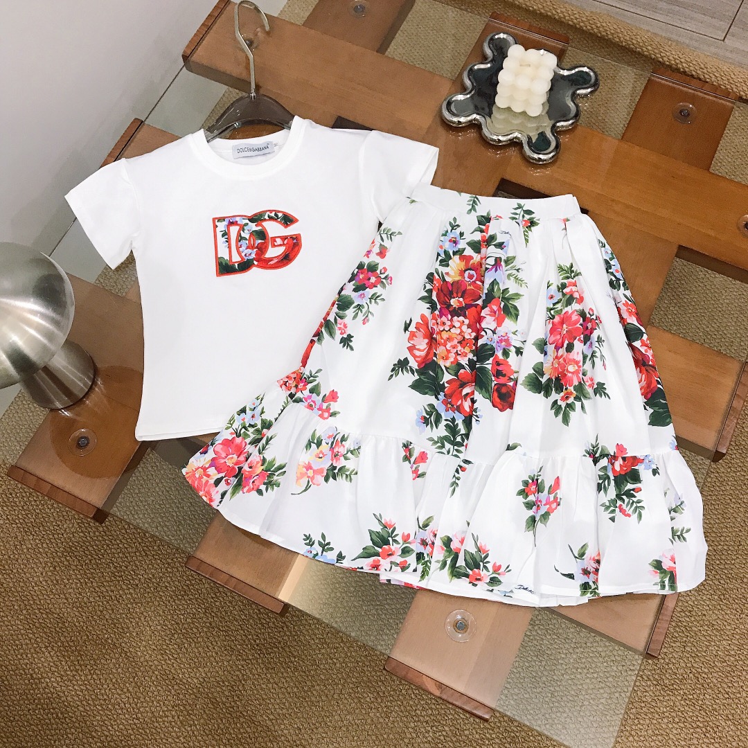 NO:762858,[Ready stock] DOLCE & GABBAN* girls' skirt, pure cotton embroidered short-sleeved floral print chiffon skirt, exquisite printing technology, pink rose chiffon satin, full floral color printing, soft and comfortable, skin-friendly and not irritated, the upper body effect is excellent, a must-have artifact for princess ~ size 90---120-130-140-150 [CM]  Counter packaging 10, clothes, Dolce&Gabbana, skirts, T-shirt, silk fabric,19860909【现货发】   DOLCE & GABBAN* 女童套裙 纯棉刺绣短袖花卉印花雪纺短裙 精致印花工艺粉色玫瑰花雪纺绸缎全面花卉彩印 柔顺舒适 亲肤不扎 上身效果极好 公主的必备神器～  size尺码90---120-130-140-150【CM】 专柜包装10,衣服,Dolce&Gabbana,skirts,T-shirt,silk fabric,,Children's