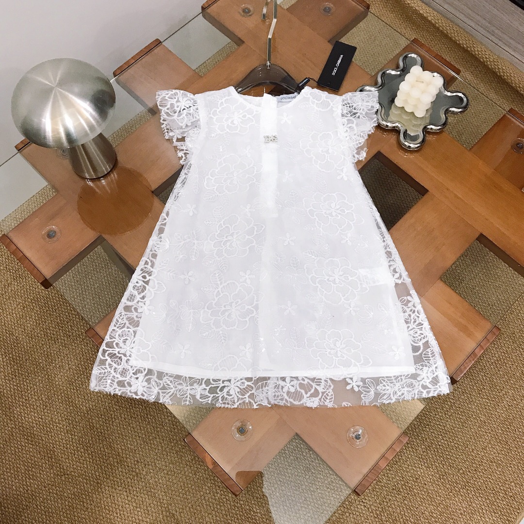 NO:763002,[Ready stock] DOLCE & GABBAN* girls' dress, embroidered mesh splicing pure cotton lining, three-dimensional embroidered flower pattern, matched with exquisite small hardware buckle DG small buckle accessories on the chest, smooth and comfortable, skin-friendly and non-pricking, excellent upper body effect, a must-have artifact for princess~ Size 90---120-130-140-150 [CM] Counter packaging 10, clothes, Dolce&Gabbana, skirts,19860909【现货发】   DOLCE & GABBAN* 女童连衣裙 刺绣网纱拼接纯棉内衬 立体刺绣花朵图纹 搭配胸前精致小五金扣DG小扣配饰 柔顺舒适 亲肤不扎 上身效果极好 公主的必备神器～  size尺码90---120-130-140-150【CM】 专柜包装10,衣服,Dolce&Gabbana,skirts,,Children's