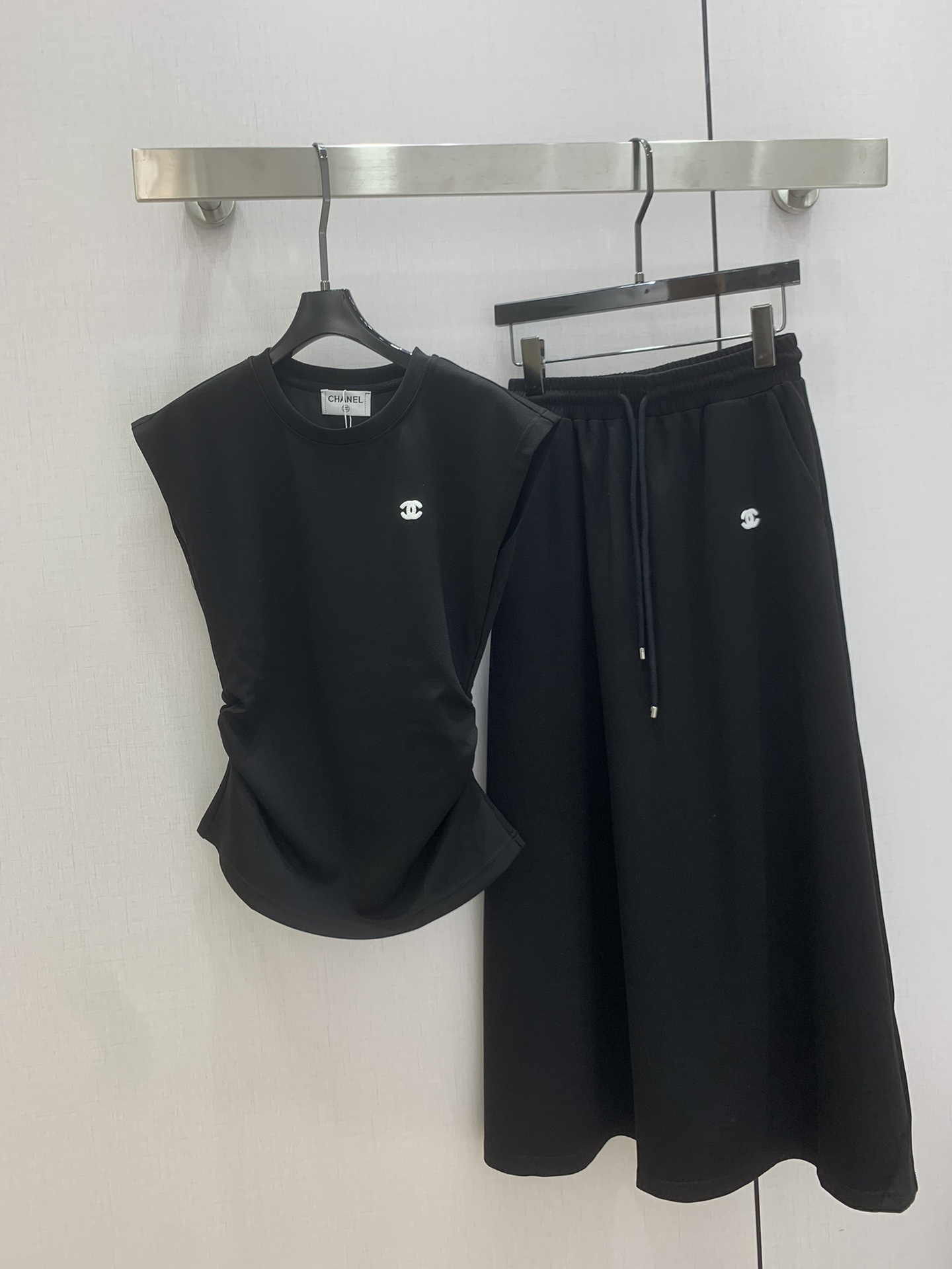 NO:762134,Highly recommended 26 early spring new style small flying sleeve pleated long skirt suit  Flying sleeve waist slimming T-shirt with elastic waist and versatile skirt. The body is tall and stylish. The top has a pleated design at the waist. The belly can be easily modified. The body is very stylish, casual and highlights the temperament. CCgolo decoration on the chest. This flying sleeve T-shirt and skirt suit is an exquisite choice for lazy people. The flying sleeves of the T-shirt  The design hides the flesh, is smart and reduces age; the matching skirt has a neat silhouette and echoes the style of the top, eliminating the worry of matching. Wearing it as a whole set has both ingenious details and coordination. It is suitable for daily commuting or weekend outings, and it can be easily worn to look effortlessly fashionable!  Two colors SML code, high quality ABC,,skirts,tees,t-shirt,19860909强烈推荐 26早春新款 小飞袖褶皱长半裙套装 飞袖收腰显瘦T恤松紧腰百搭半裙身上挺而有型上衣腰间自带抽褶设计小肚子轻松被修饰身上非常有型休闲且凸显气质胸前CCgolo装饰这套飞袖T恤半裙套装,是懒人的精致选择.T恤的飞袖设计藏住拜拜肉,灵动又减龄；搭配的半裙版型利落,与上衣风格呼应,省去搭配烦恼.整体一套穿出门,既有细节巧思,又显协调统一,日常通勤或周末出游都合适,轻松穿出毫不费力的时髦感！两个色 SML码 高品质ABC,,skirts,tees，t-shirt,,Women's clothing