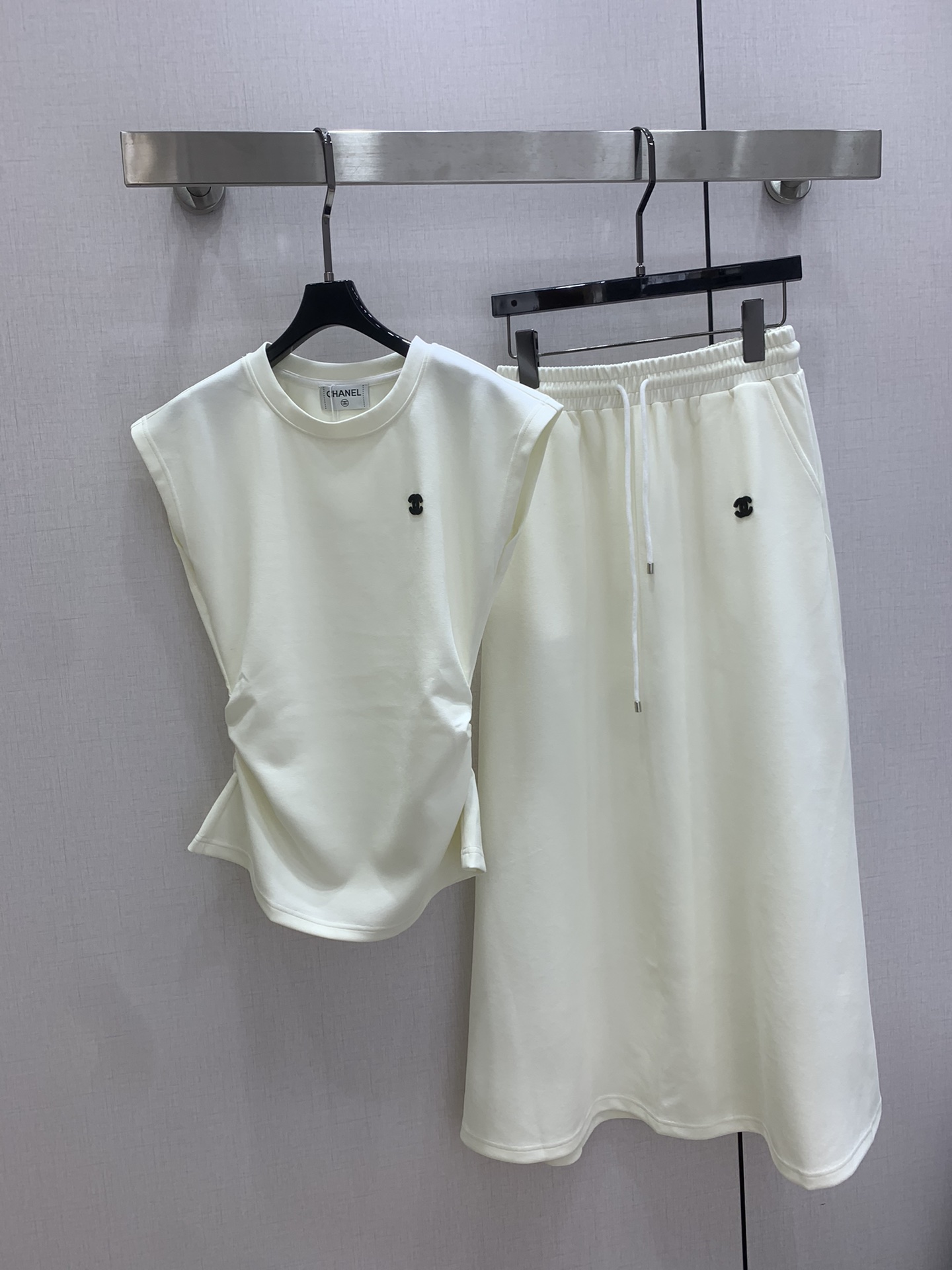 NO:762138,Highly recommended 26 early spring new style small flying sleeve pleated long skirt suit  Flying sleeve waist slimming T-shirt with elastic waist and versatile skirt. The body is tall and stylish. The top has a pleated design at the waist. The belly can be easily modified. The body is very stylish, casual and highlights the temperament. CCgolo decoration on the chest. This flying sleeve T-shirt and skirt suit is an exquisite choice for lazy people. The flying sleeves of the T-shirt  The design hides the flesh, is smart and reduces age; the matching skirt has a neat silhouette and echoes the style of the top, eliminating the worry of matching. Wearing it as a whole set has both ingenious details and coordination. It is suitable for daily commuting or weekend outings, and it can be easily worn to look effortlessly fashionable!  Two colors SML code, high quality ABC,,skirts,tees,t-shirt,19860909强烈推荐 26早春新款 小飞袖褶皱长半裙套装 飞袖收腰显瘦T恤松紧腰百搭半裙身上挺而有型上衣腰间自带抽褶设计小肚子轻松被修饰身上非常有型休闲且凸显气质胸前CCgolo装饰这套飞袖T恤半裙套装,是懒人的精致选择.T恤的飞袖设计藏住拜拜肉,灵动又减龄；搭配的半裙版型利落,与上衣风格呼应,省去搭配烦恼.整体一套穿出门,既有细节巧思,又显协调统一,日常通勤或周末出游都合适,轻松穿出毫不费力的时髦感！两个色 SML码 高品质ABC,,skirts,tees，t-shirt,,Women's clothing