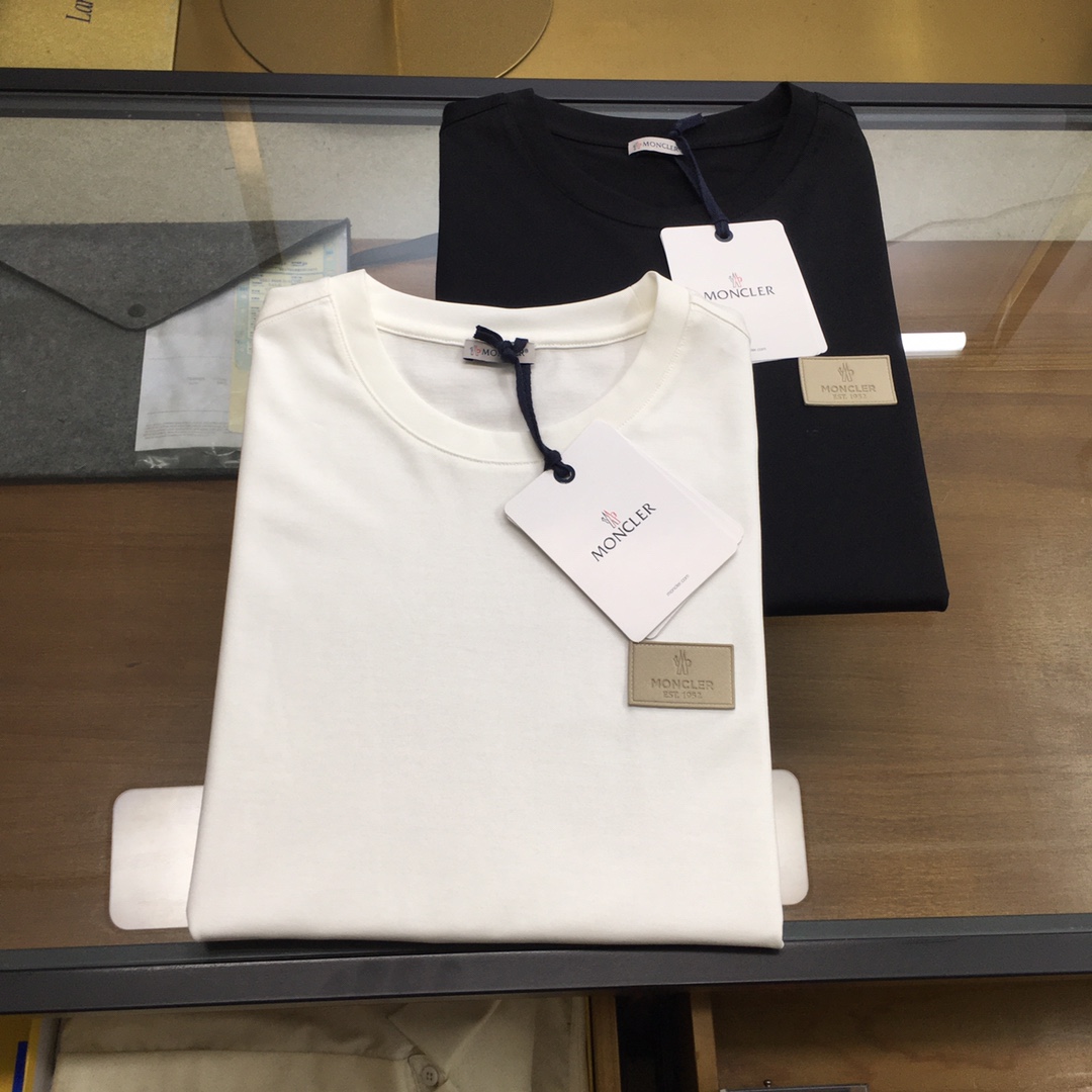 NO:834805,New products at the counter【Moncle...】  2026 spring and summer counter new product round-neck short sleeves, MONCLER's short-sleeved fabric is made of 32-count double-strand Xinjiang long-staple cotton. This T-shirt is slightly wide, showing simple charm. The brand's classic logo is on the collar, and the collar is made of high-density ribbing that is washable and anti-loosening. The fabric Xinjiang long-staple cotton is the preferred raw material for global high-end textiles. It is the same as Egyptian cotton and Pima cotton, which are called 'cotton' in the international textile industry.  'Medium Platinum'. The fiber length of Xinjiang long-staple cotton is usually 33-39 mm (far exceeding the 25-31 mm of ordinary cotton), and the fiber fineness is finer, making the fabric feel as smooth as silk. It is far superior to other cotton fabrics in terms of durability, moisture absorption, breathability and color fastness. In terms of color, there are two options: black and white. Black looks slim and versatile, while white looks clean and neat. The upper body design is awesome!  Code number 48 50 52 54 56 Color black white, T-shirt, tees, t-shirt,19860909专柜新品【Moncle...】 2026春夏专柜新品圆领短袖,MONCLER这款短袖面料采用32支双股新疆长绒棉,这款T恤呈微阔型,彰显简约魅力.品牌经典logo标,领口用耐洗防松懈的高密度罗纹,面料新疆长绒棉全球高端纺织品的优选原料,同埃及棉、匹马棉被国际纺织界称为“棉中白金”.新疆长绒棉纤维长度通常在33-39毫米（远超普通棉的25-31毫米）,纤维细度更细,使面料触感如丝绸般顺滑.在耐用性吸湿透气和色牢度上远超其他棉类面料.颜色方面黑白色两种选择.黑色显瘦又百搭,白色则显得干净利落.上身版型设计超赞！ 码数48 50 52 54 56 颜色黑色 白色,,T-shirt,tees，t-shirt,,Men's clothing