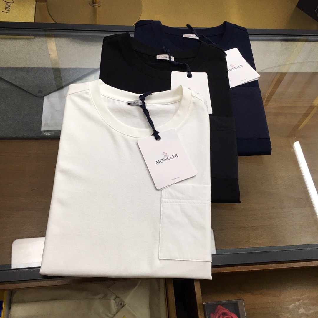 NO:834797,New products at the counter【Moncle...】  2026 spring and summer counter new product round-neck short sleeves, MONCLER's short-sleeved fabric is made of 32-count double-strand Xinjiang long-staple cotton. This T-shirt is slightly wide, showing simple charm. The brand's classic logo is on the collar, and the collar is made of high-density ribbing that is washable and anti-loosening. The fabric Xinjiang long-staple cotton is the preferred raw material for global high-end textiles. It is the same as Egyptian cotton and Pima cotton, which are called 'cotton' in the international textile industry.  'Medium Platinum'. The fiber length of Xinjiang long-staple cotton is usually 33-39 mm (far exceeding the 25-31 mm of ordinary cotton), and the fiber fineness is finer, making the fabric feel as smooth as silk. It is far superior to other cotton fabrics in terms of durability, moisture absorption, breathability and color fastness. In terms of color, there are two options: black and white. Black looks slim and versatile, while white looks clean and neat. The upper body design is awesome!  Code number 48 50 52 54 56 Color black white blue, T-shirt, tees, t-shirt,19860909专柜新品【Moncle...】 2026春夏专柜新品圆领短袖,MONCLER这款短袖面料采用32支双股新疆长绒棉,这款T恤呈微阔型,彰显简约魅力.品牌经典logo标,领口用耐洗防松懈的高密度罗纹,面料新疆长绒棉全球高端纺织品的优选原料,同埃及棉、匹马棉被国际纺织界称为“棉中白金”.新疆长绒棉纤维长度通常在33-39毫米（远超普通棉的25-31毫米）,纤维细度更细,使面料触感如丝绸般顺滑.在耐用性吸湿透气和色牢度上远超其他棉类面料.颜色方面黑白色两种选择.黑色显瘦又百搭,白色则显得干净利落.上身版型设计超赞！ 码数48 50 52 54 56 颜色黑色 白色 蓝色,,T-shirt,tees，t-shirt,,Men's clothing