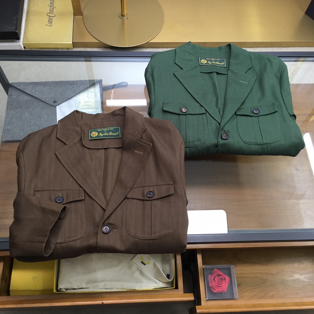 NO:834841,New suit [LP] 2026 Hong Kong foreign company channel goods, pure blood quality, brand original product, 2026 spring new style counter sale simultaneously!  Many stars perform the same style!  Men's business executive casual/mulberry silk wool blend/Earl series blazer!  The fabrics and accessories are all provided by customers. The top-grade merino wool raw materials are purely imported from Australia and are custom-woven and dyed in a century-old Italian workshop. They are mixed with the precious material of golden ratio mulberry silk to create an extremely luxurious fabric. In addition, the fabric itself is a blend of multiple colors of textiles, which enriches the overall vision and creates an excellent tactile experience. The breathability is very superior!  The craftsmanship is exquisite and exquisite, and every detail reflects the brand's strict requirements for quality. The mid-size single-breasted placket design is equipped with a stand-up collar that can be turned out. The buttons are made of finely polished deep-sea mother-of-pearl. Each grain has a unique texture structure and has an extremely high-end gloss. The exquisite brand logo is engraved on it!  The tailoring is first-class, the color is light and versatile, suitable for all kinds of daily wear, and the mixing and matching compatibility is extremely high. It can be used in various occasions, such as business commuting, official and legal affairs, outings and leisure, etc. The upper body effect is capable and stylish, and it is easy to show the noble and elegant temperament. It is full of gentleman style and is an excellent high-occupancy item for the wardrobe!  It's something you can meet but can't ask for!  Color green, brown Size 48 50 52 54 56 Size data Size 48: Bust 102cm - Shoulder width 45cm - Clothing length 73cm - Sleeve length 63cm Size 50: Bust 106cm - Shoulder width 46cm - Clothing length 74cm - Sleeve length 64cm Size 52: Bust 110cm - Shoulder width 47cm - Clothing length 75cm - Sleeve length 65cm  Size 54: bust 114cm - shoulder width 48cm - length 76cm - sleeve length 66cm.,,loro piana,piaget,jackets & coats,business suit,gold,19860909新品西服【LP】 2026香港洋行渠道货,纯正血统品质,品牌原产出品,2026春新款柜台同步发售！众多明星演绎同款！ 男士商务行政休闲/桑蚕丝羊毛混纺/伯爵系列西装外套！面料与辅料皆为客供,澳洲纯进口的顶级美利奴羊毛原料,意大利百年工坊定织定染而成,混合黄金比例桑蚕丝矜贵材质,打造出极为奢华的面料,另外面料本身由多种色彩纺织交融,丰富了整体视觉,并缔造出极为出色的触感体验,透气性非常优越！工艺精湛考究,每一处细节皆在彰显品牌对于品质的苛刻要求,中款单排扣门襟设计,搭载立领可外翻细节,纽扣采用深海母贝精细打磨制成,每一粒都有着独一无二的纹路构造,且有着极为高级的光泽度,上面镌刻有精美的品牌标识！剪裁一流,配色轻熟百搭,符合日常各种穿搭,混搭兼容空间极高,可驾驭多种场合,商务通勤、公务律政、出街休闲等,上身效果干练有型,极易彰显出尊贵优雅气质感,绅士范儿十足,属于衣橱绝佳的高出勤率单品！可遇而不可求！ 颜色 绿色,咖色 尺码48 50 52 54 56 尺码数据 48码:胸围102cm-肩宽45cm-衣长73cm-袖长63cm 50码:胸围106cm-肩宽46cm-衣长74cm-袖长64cm 52码:胸围110cm-肩宽47cm-衣长75cm-袖长65cm 54码:胸围114cm-肩宽48cm-衣长76cm-袖长66cm.,,loro piana,piaget,jackets & coats,business suit,gold,,Men's clothing