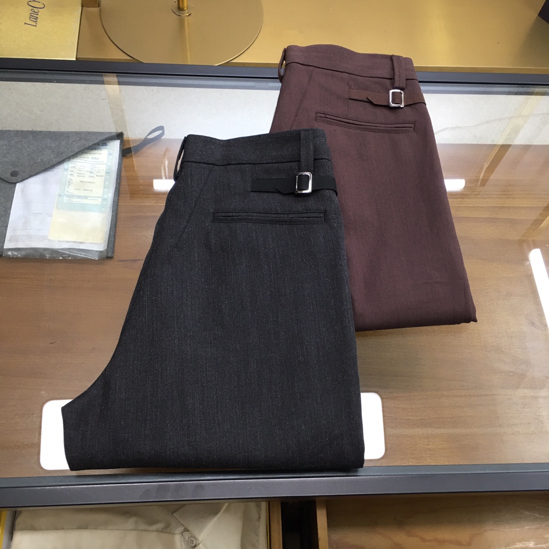 NO:837450,New products at the counter [BC] 2026 spring and summer new products at the counter, business casual pants, orders from trading companies, quality control recommendations!  Word-of-mouth style Tencel cotton Laoqian trousers with straight waist and straight casual pants. Classic style. A practical one for both business and leisure. Simple design without LOGO. The selling point is the fabric pattern, details and practical functionality. Fitted tailoring. Elegant temperament on the upper body. Creates balanced elegance in contrast. Pockets on both sides. The back waist logo natural color webbing and leather brand details are made of natural linen. The fabric is made of natural linen, making the upper body comfortable and breathable. Moisture-wicking and Tencel is added to give the whole body a high-end and shiny texture.  It goes well with both business and leisure. Color: burgundy, black and gray. Size: 30-38 (no 35.37). Try on 172-145 and wear 32, which is suitable.19860909专柜新品【BC】 2026春夏专柜新品商务休闲裤,贸易公司订单,品质控推荐！口碑款 天丝棉老钱西裤腰直筒休闲裤 经典款 商务休闲都实穿的一款 简约的设计 无LOGO堆砌 以面料版型 细节实穿功能性 为卖点 合体的剪裁 上身典雅气质.在对比中营造平衡的优雅.两侧插袋 后腰标志本色织带皮牌细节面料采用天然亚麻材质 让上身舒适透气 吸湿排汗 天丝添加 又让整体高档而有光泽质感 商务休闲都能很好搭配 颜色 酒红 黑灰 码数30-38（无35.37）试穿172-145穿32合适,,,Men's clothing