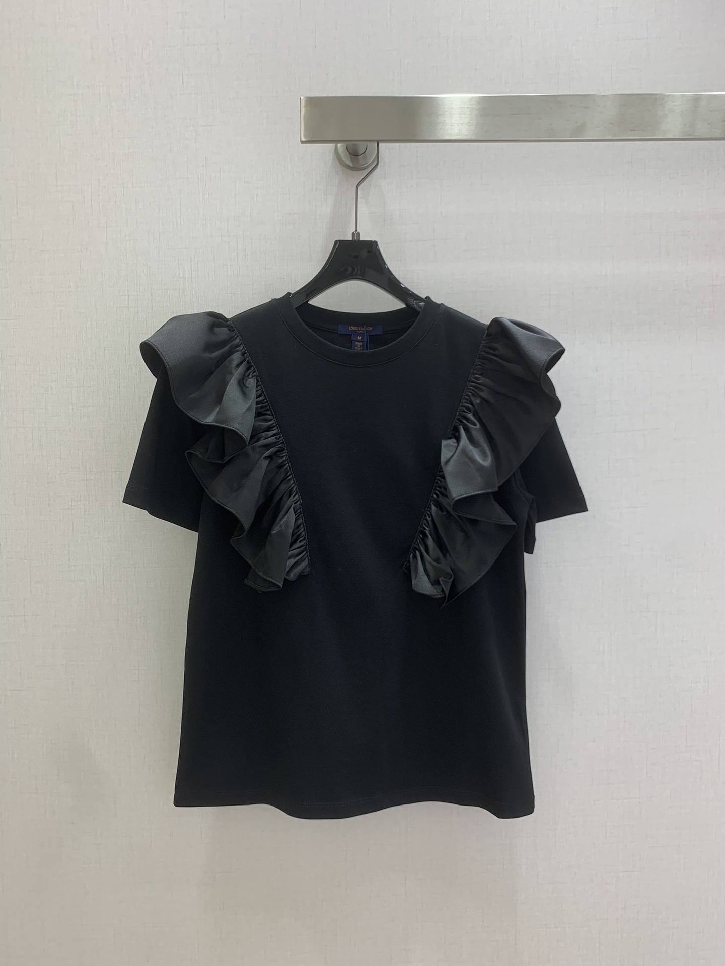 NO:762142,Highly recommended 26 early spring new style flying sleeve satin ruffled short-sleeved T-shirt; made of cotton fabric with soft and delicate texture; customized washed wheat accessories. The fit is comfortable and good-looking!  Two colors SML code high quality ABC,,T-shirt,tees,t-shirt,19860909强烈推荐 26早春新款 飞袖缎面荷花边短袖T恤；采用棉面料质感柔软细腻；定制洗水麦辅料齐.版型合身上身效果舒适好看！两个色 SML码 高品质ABC,,T-shirt,tees，t-shirt,,Women's clothing