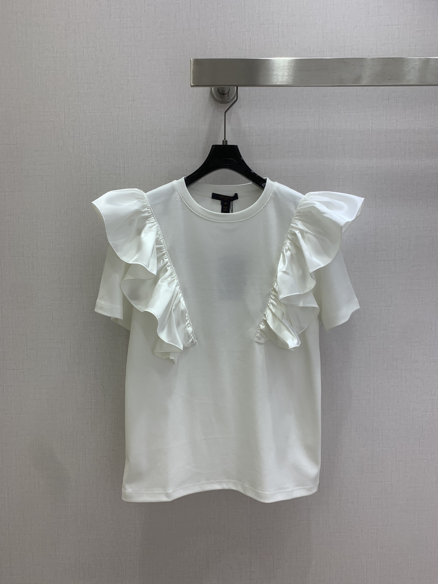 NO:762146,Highly recommended 26 early spring new style flying sleeve satin ruffled short-sleeved T-shirt; made of cotton fabric with soft and delicate texture; customized washed wheat accessories. The fit is comfortable and good-looking!  Two colors SML code high quality ABC,,T-shirt,tees,t-shirt,19860909强烈推荐 26早春新款 飞袖缎面荷花边短袖T恤；采用棉面料质感柔软细腻；定制洗水麦辅料齐.版型合身上身效果舒适好看！两个色 SML码 高品质ABC,,T-shirt,tees，t-shirt,,Women's clothing