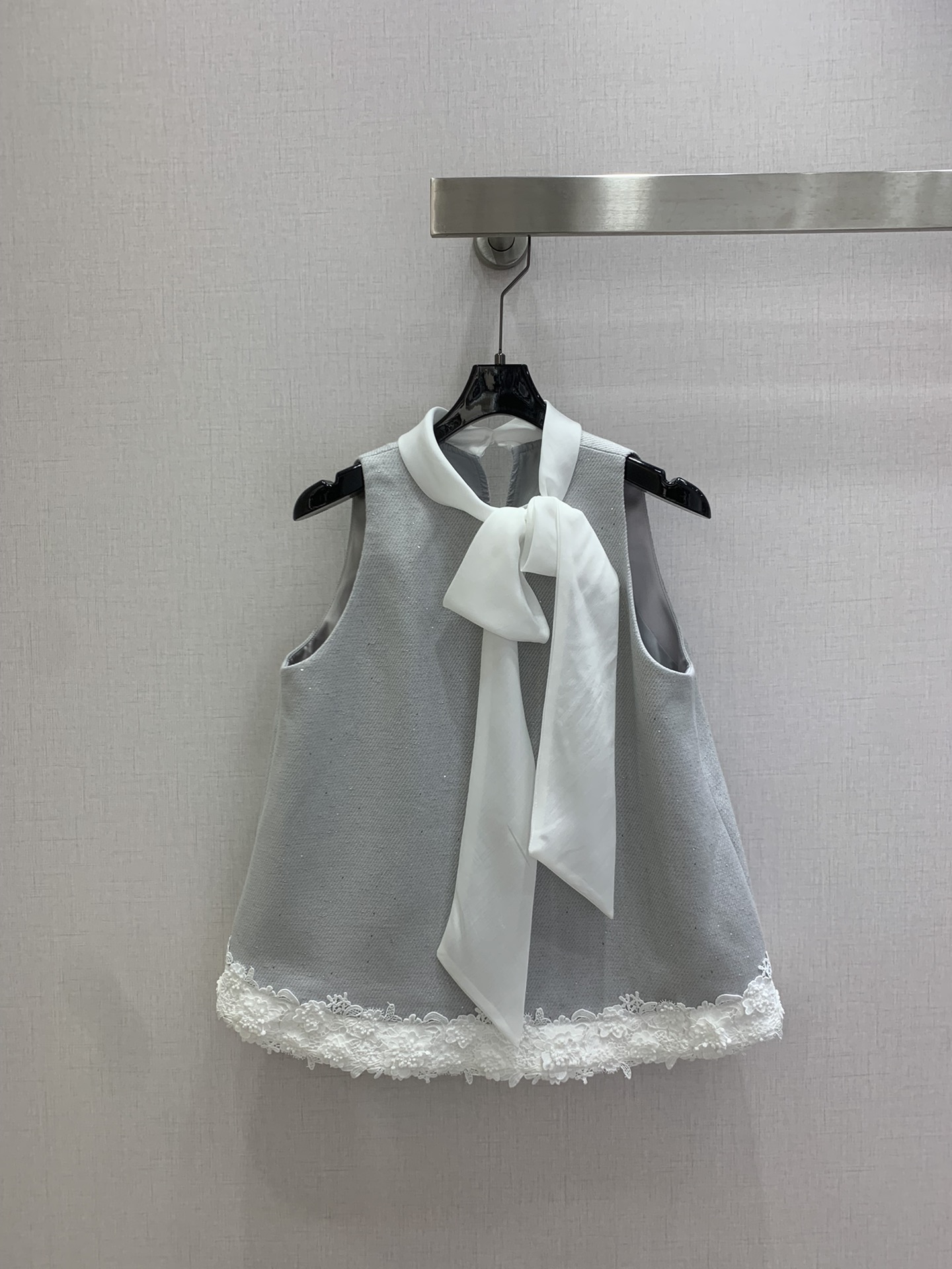 NO:790643,Highly recommended 26 early spring new lace sleeveless strappy top, the white bow at the neck is super elegant, the lace at the hem is sweet, super comfortable to wear in spring and summer, French romance + rich style, can be easily used for commuting, dating, and parties!  Pair it with a high-waisted skirt or slim-fitting trousers to straighten your temperament~ One color, SMLXL code, high quality ABC,,skirts,19860909强烈推荐 26早春新款 蕾丝无袖绑带上衣,领口白色蝴蝶结超优雅,下摆蕾丝花边甜美加分,春夏穿超舒服,法式浪漫+千金风,通勤、约会、聚会都能轻松驾驭！搭配高腰裙or修身裤,气质直接拉满～ 一个色 SMLXL码 高品质ABC,,skirts,,Women's clothing