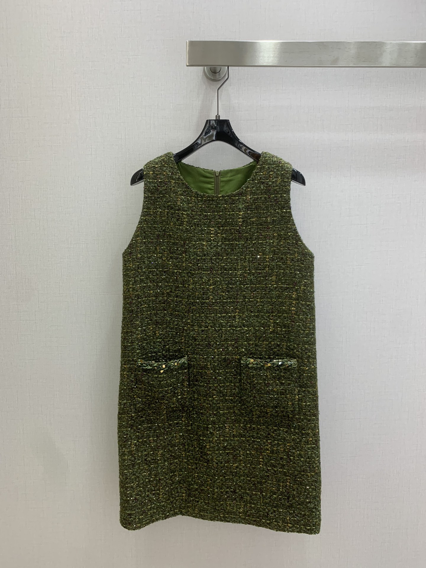 NO:762152,Highly recommended for the early spring of 25, tweed sleeveless dress, advanced custom tweed fabric, mixed with golden brown and dark green silk threads, comes with retro filter, round neck, sleeveless straight cut, simple and elegant, not flattering, easily outlines clean lines, double pocket design on the front, embellished with handmade beads and metal chains, while retaining the retro texture of tweed. Paired with a jacket from the same series, you can easily hold the audience and become the most stylish presence in the crowd. One color  SML code high quality ABC,,skirts,jackets & coats,19860909强烈推荐 25早春新款 粗花呢无袖连衣裙 高级定制花呢面料 混织着金棕与墨绿的丝线 自带复古滤镜 圆领无袖的直筒剪裁 简约大气不挑身材 轻松勾勒出利落线条 前襟的双口袋设计 缀以手工钉珠与金属链条 既保留了粗花呢的复古质感 搭配同系列外套 让你轻松hold住全场 成为人群中最有格调的存在 一个色 SML码 高品质ABC,,skirts,jackets & coats,,Women's clothing