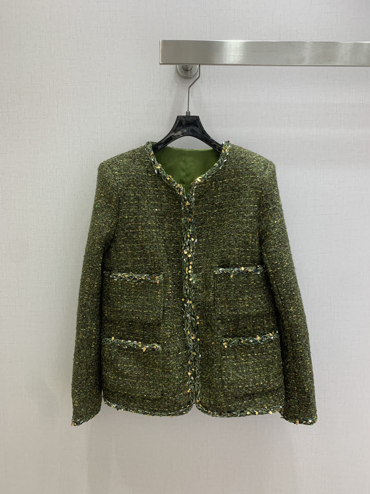 NO:762155,Highly recommended for the early spring of 26, the tweed hemmed pocket jacket has a rough tweed texture mixed with golden brown and dark green silk threads. The collarless design is neat and elegant. The hand-made beads and metal chains on the placket and pocket edges add a delicate edge to the retro tweed. The loose straight cut can be worn alone to enhance the aura or as the finishing touch for layering. Paired with the same series of dresses, you can instantly transform into a French socialite. One color SML code  High quality ABC,,skirts,jackets & coats,19860909强烈推荐 26早春新款 粗呢捆边口袋外套 粗粝的花呢肌理中 混织着金棕与墨绿的丝线 无领设计利落大气 门襟与口袋边缘的手工钉珠与金属链条 让复古粗花呢多了几分精致锋芒 宽松的直身剪裁 既能单穿撑起气场 也能作为叠穿的点睛之笔 搭配同系列连衣裙 瞬间化身法式名媛 一个色 SML码 高品质ABC,,skirts,jackets & coats,,Women's clothing