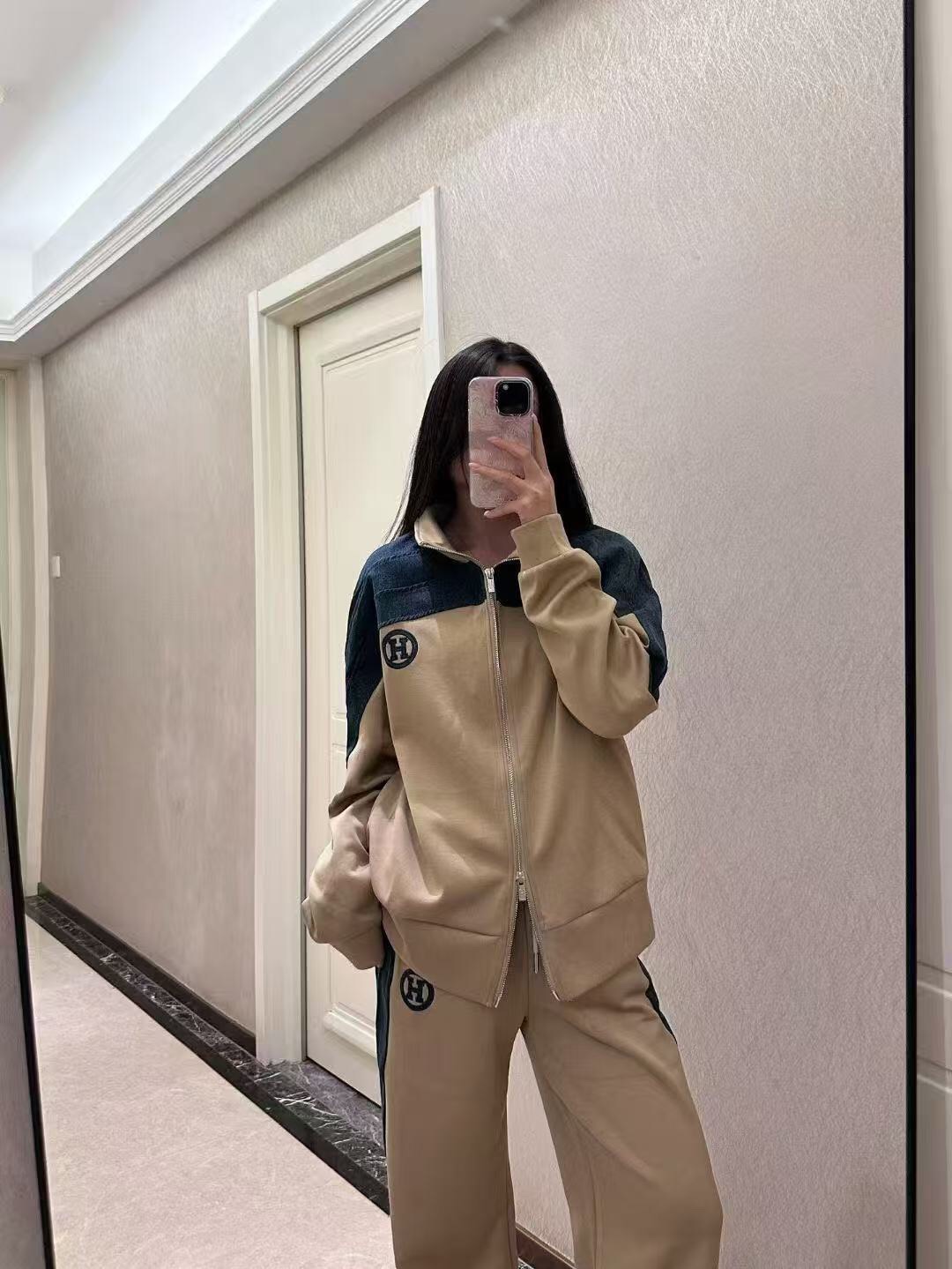 NO:755576,Model number 20261648 Herme's latest sports suit, H embroidered letter denim splicing stand-up collar long-sleeved zipper jacket + elastic high-waisted casual trousers, khaki, red, black, SML, [M size bust 112, sleeve length 73, length 62; waist 62 elastic, length 103; weight 1.060kg], Hermès - Clothing, hermes, hermes, jackets & coats,19860909款号20261648 Herme*新款运动套装,H刺绣字母 牛仔拼接立领长袖拉链外套+松紧高腰休闲长裤,卡其色,红色,黑色,SML,【M码胸围112,袖长73,长62；腰围62弹力,长103；重量1.060kg】,爱马仕-服装,hermes,hermes,jackets & coats,,Women's clothing