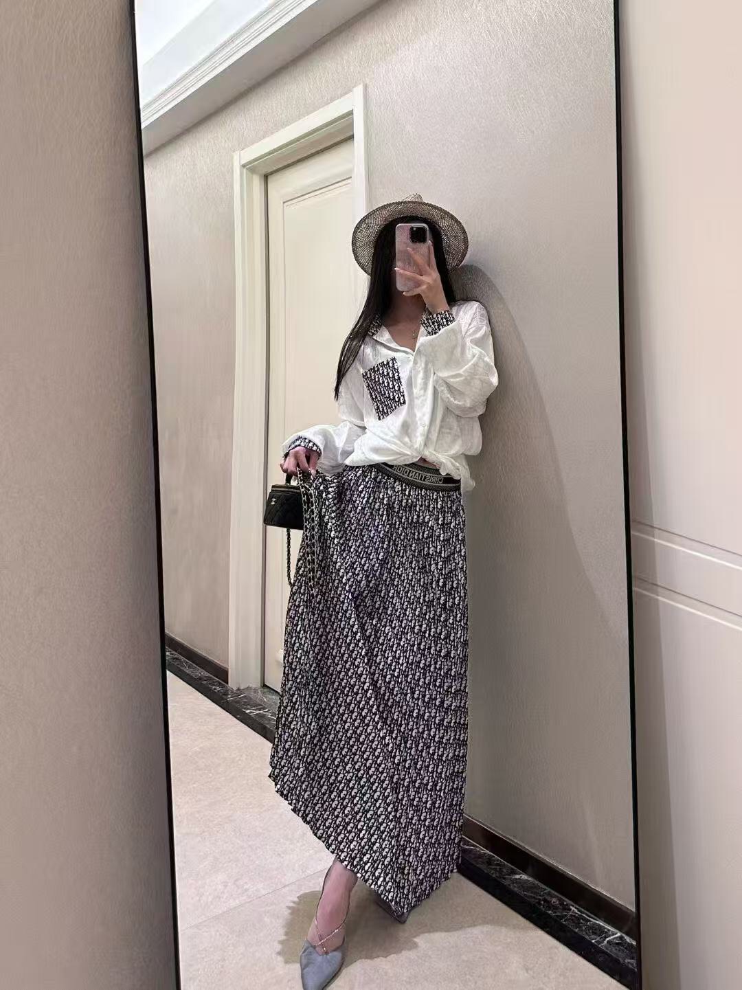 NO:755568,Model No. 20261650 Dio* new suit, all over with presbyopic logo jacquard, color-blocked lapel long-sleeved shirt + webbing high-waisted pleated skirt, white, SML, [M size shoulder width 60, bust 128, sleeve length 59, length 70-79; waist 68 elastic, skirt length 92; weight 0.465kg], Dior - Clothing, dior, dior, skirts,19860909款号20261650 Dio*新款套装,满身老花logo提花 拼色翻领长袖衬衣+织带高腰百褶半裙,白色,SML,【M码肩宽60,胸围128,袖长59,长70-79；腰围68弹力,裙长92；重量0.465kg】,迪奥-服装,dior,dior,skirts,,Women's clothing