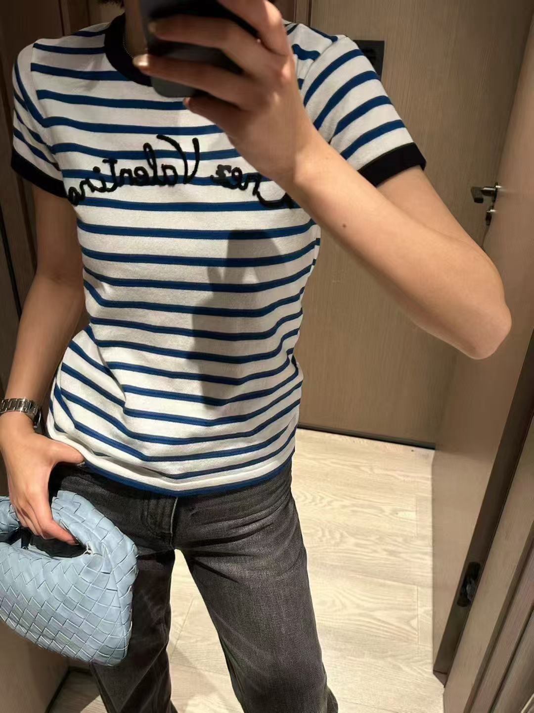 NO:755585,Model number 20261657 Valentin* new style striped short-sleeved T-shirt with letter embroidery on the chest, red, blue, SML, [M size shoulder width 37, bust 94, sleeve length 22, length 60; weight 0.210kg], Valentino-clothing, valentino, valentino, T-shirt, tees, t-shirt,19860909款号20261657 Valentin*新款 胸前字母刺绣条纹短袖T恤,红色,蓝色,SML,【M码肩宽37,胸围94,袖长22,长60；重量0.210kg】,华伦天奴-服装,valentino,valentino,T-shirt,tees，t-shirt,,Women's clothing