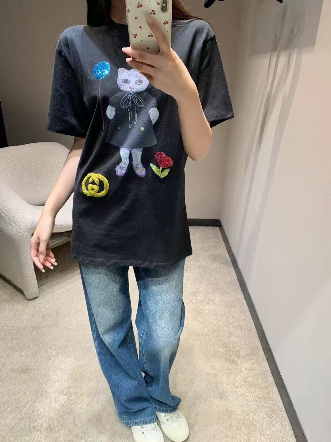 NO:755583,Model number 20261658 Gucc* new sequined balloon cat print short-sleeved T-shirt, black, SML, [M size shoulder width 45, bust 98, sleeve length 21, length 70; weight 0.230kg], Gucci-clothing, gucci, gucci, T-shirt, tees, t-shirt,19860909款号20261658 Gucc*新款 亮片气球猫咪印花短袖T恤,黑色,SML,【M码肩宽45,胸围98,袖长21,长70；重量0.230kg】,古驰-服装,gucci,gucci,T-shirt,tees，t-shirt,,Women's clothing