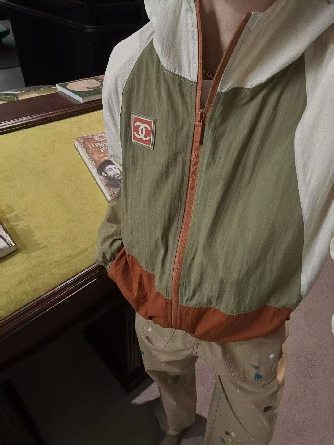 NO:755575,Model No. 20261661 Chane* new style Xiaoxiang logo offset color-blocked long-sleeved hooded windbreaker jacket, apricot, SML, [M size shoulder width 54, bust 122, sleeve length 57, length 63; weight 0.365kg], Chanel - clothing, chanel, chanel, jackets & coats, hats,19860909款号20261661 Chane*新款 小香logo胶印拼色长袖连帽风衣外套,杏色,SML,【M码肩宽54,胸围122,袖长57,长63；重量0.365kg】,香奈儿-服装,chanel,chanel,jackets & coats,hats,,Women's clothing