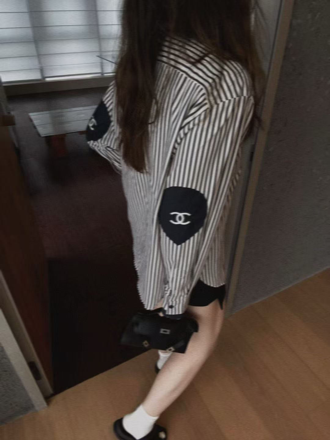 NO:755577,Model No. 20261662 Chane* new style Elbow logo embroidery Vertical striped stand collar long-sleeved top, apricot, SML, [M size shoulder width 47, bust 120, sleeve length 56, length 66-73; weight 0.200kg], Chanel-clothing, chanel, chanel,19860909款号20261662 Chane*新款 肘部logo刺绣 竖条纹立领长袖上衣,杏色,SML,【M码肩宽47,胸围120,袖长56,长66-73；重量0.200kg】,香奈儿-服装,chanel,chanel,,Women's clothing