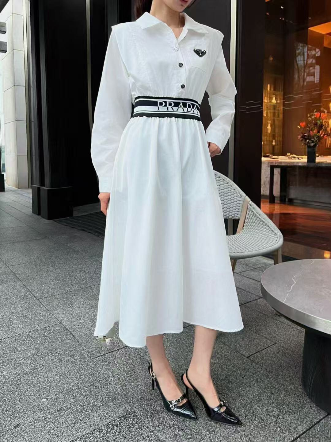 NO:755569,Model number 20261665 Prad* new logo triangle logo letter web waist long-sleeved shirt dress, white, black, SML, [M size shoulder width 43, bust 104, waist 70 elastic, sleeve length 61, length 122; weight 0.620kg], Prada - clothing, prada, prada, skirts, shirts,19860909款号20261665 Prad*新款 logo三角标 字母织带收腰长袖衬衫连衣裙,白色,黑色,SML,【M码肩宽43,胸围104,腰围70弹力,袖长61,长122；重量0.620kg】,普拉达-服装,prada,prada,skirts,shirts,,Women's clothing
