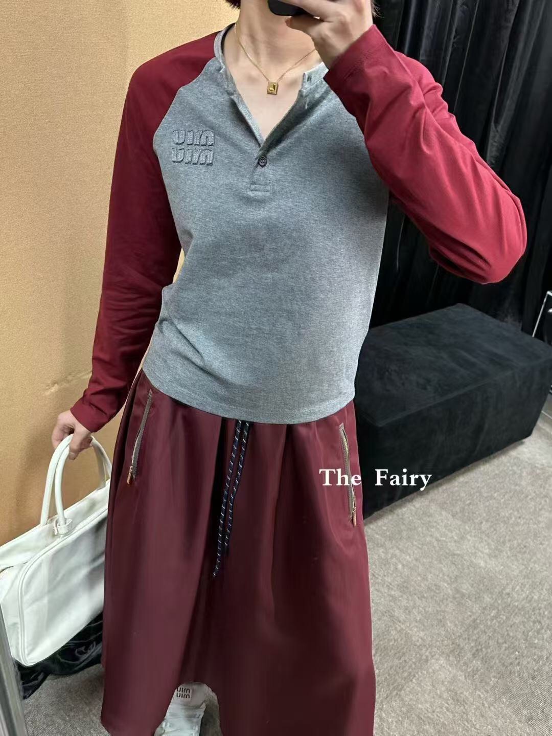 NO:755528,Model No. 20261669 Miumi* new logo letter patch half-buttoned color-blocked long-sleeved T-shirt bottoming top, gray, SML, [M size bust 90, sleeve length 72, length 57; weight 0.210kg], Miumiu-clothing, miumiu, tees, t-shirt,19860909款号20261669 Miumi*新款 logo字母贴布 半开扣拼色长袖T恤打底衫上衣,灰色,SML,【M码胸围90,袖长72,长57；重量0.210kg】,缪缪-服装,miumiu,tees，t-shirt,,Women's clothing