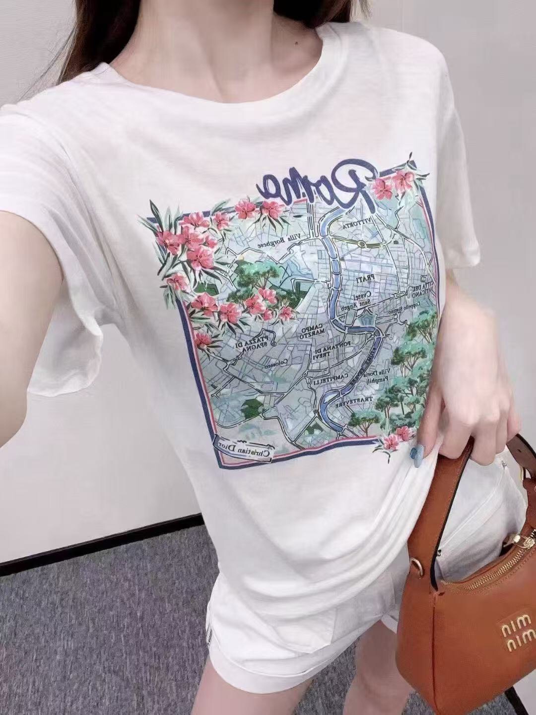 NO:755545,Style number 20261670 Dio* new map flower print short-sleeved T-shirt, white, SML, [M size shoulder width 43, chest 96, sleeve length 17, length 65; weight 0.135kg], Dior-clothing, dior, dior, T-shirt, tees, t-shirt,19860909款号20261670 Dio*新款 地图花朵印花短袖T恤,白色,SML,【M码肩宽43,胸围96,袖长17,长65；重量0.135kg】,迪奥-服装,dior,dior,T-shirt,tees，t-shirt,,Women's clothing