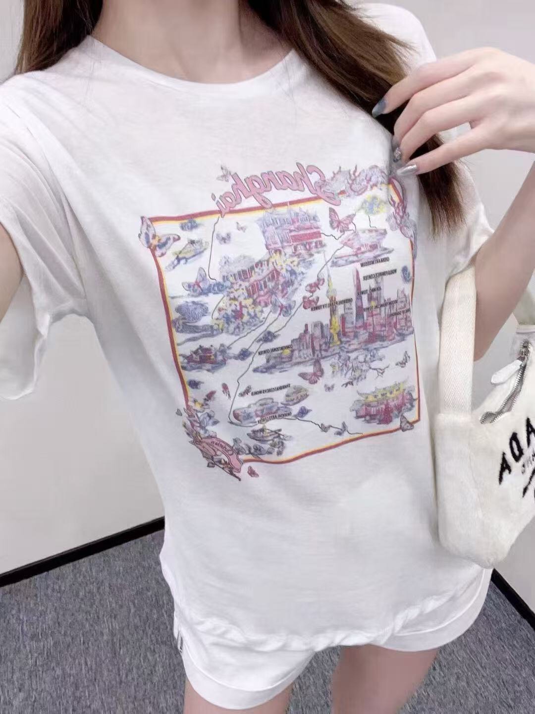 NO:755548,Style number 20261671 Dio* new Shanghai Bund City God's Temple printed short-sleeved T-shirt, white, SML, [M size shoulder width 43, bust 96, sleeve length 17, length 65; weight 0.135kg], Dior-clothing, dior, dior, T-shirt, tees, t-shirt,19860909款号20261671 Dio*新款上海外滩 城隍庙印花短袖T恤,白色,SML,【M码肩宽43,胸围96,袖长17,长65；重量0.135kg】,迪奥-服装,dior,dior,T-shirt,tees，t-shirt,,Women's clothing