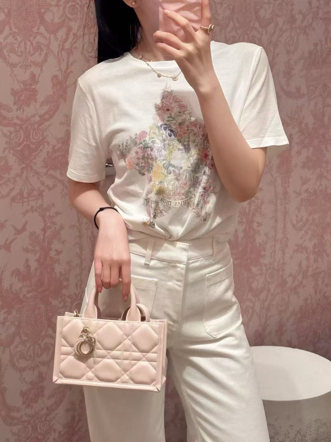 NO:755557,Model No. 20261674 Dio* new five-pointed star floral print short-sleeved T-shirt, off-white, SML, [M size shoulder width 43, bust 98, sleeve length 16, length 66; weight 0.155kg], Dior-clothing, dior, dior, T-shirt, tees, t-shirt,19860909款号20261674 Dio*新款 五角星花卉印花短袖T恤,米白色,SML,【M码肩宽43,胸围98,袖长16,长66；重量0.155kg】,迪奥-服装,dior,dior,T-shirt,tees，t-shirt,,Women's clothing
