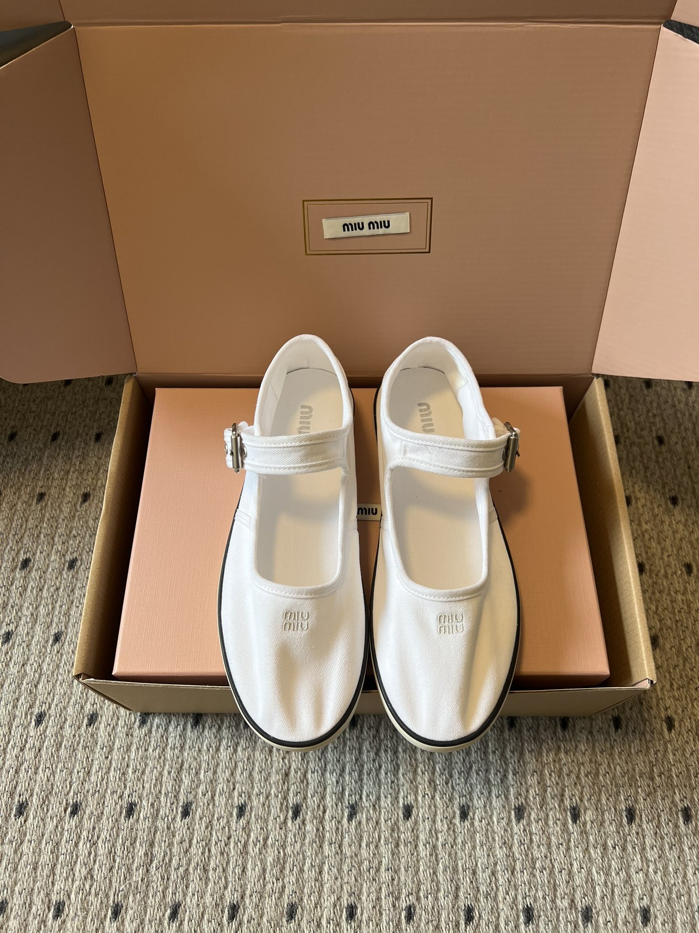 NO:760101,MiuMiu 26ss early spring new canvas casual Mary Jane shoes. Miu is the sweet girl who is born as Mary Jane. The canvas is soft and close to the feet, and the one-line buckle strap is neat and age-reducing. The four colors of milk white/caramel/dark brown/khaki can be worn in all seasons. They feel like stepping on clouds. You can create a sense of college and commuting with one click. It is the kind of gentle atmosphere that will be asked for links when walking on the street.  The details of the metal buckle are exquisite and unobtrusive. It is a good girl when paired with a pleated skirt. It is cool and casual when paired with jeans. It goes well with any four colors and looks effortlessly fashionable no matter how you wear it. Cloth upper, lining and rubber outsole. Size 35-40 (customized size 40 is non-refundable). Mary Jane, miumiu, mary jane, skirts, jeans19860909MiuMiu 26ss 早春新款帆布休闲玛丽珍鞋 miu系甜妹本命玛丽珍,帆布软乎乎贴脚,一字扣带利落又减龄,奶白/焦糖/深棕/卡其四色承包四季穿搭,踩上去像踩在云朵上,学院感、通勤感一键拿捏,是那种走在街上会被问链接温柔氛围. 金属扣带细节精致不张扬,搭配百褶裙是乖乖女,配牛仔裤又酷又随性,四色都好搭,怎么穿都透着不费力的时髦感. 鞋面布面 内里布里 大底橡胶大底 size35-40码（40码定制不退换）,玛丽珍,miumiu,mary jane,skirts,jeans,Women's Shoes