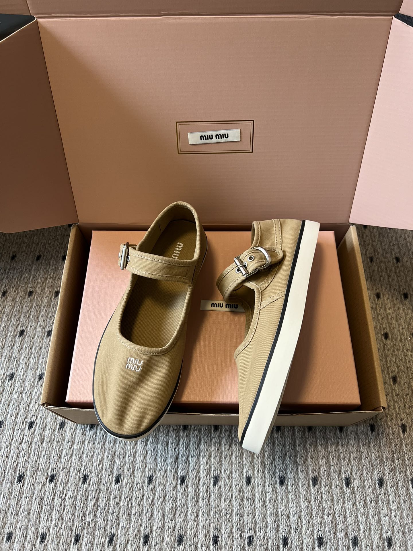 Miu Mi* 26ss 早春新款帆布休闲玛丽珍鞋miu系甜妹本命玛丽珍，帆布软乎乎贴脚，一字扣带利落又