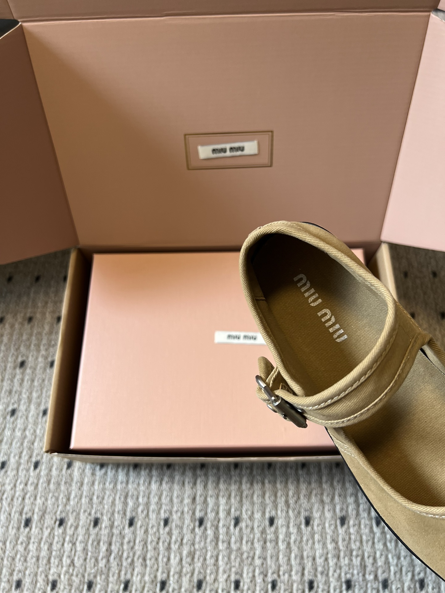 Miu Mi* 26ss 早春新款帆布休闲玛丽珍鞋miu系甜妹本命玛丽珍，帆布软乎乎贴脚，一字扣带利落又