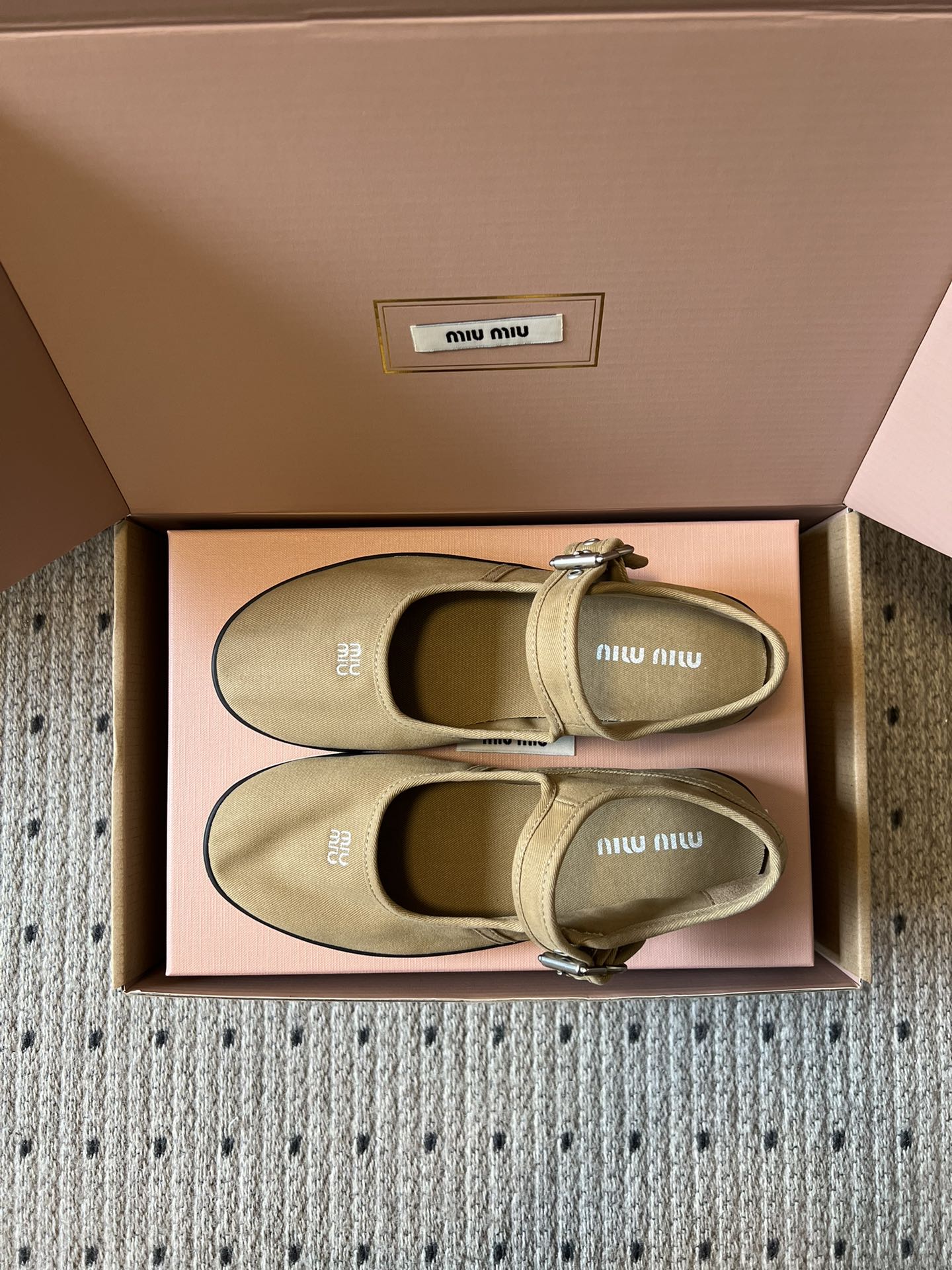 Miu Mi* 26ss 早春新款帆布休闲玛丽珍鞋miu系甜妹本命玛丽珍，帆布软乎乎贴脚，一字扣带利落又