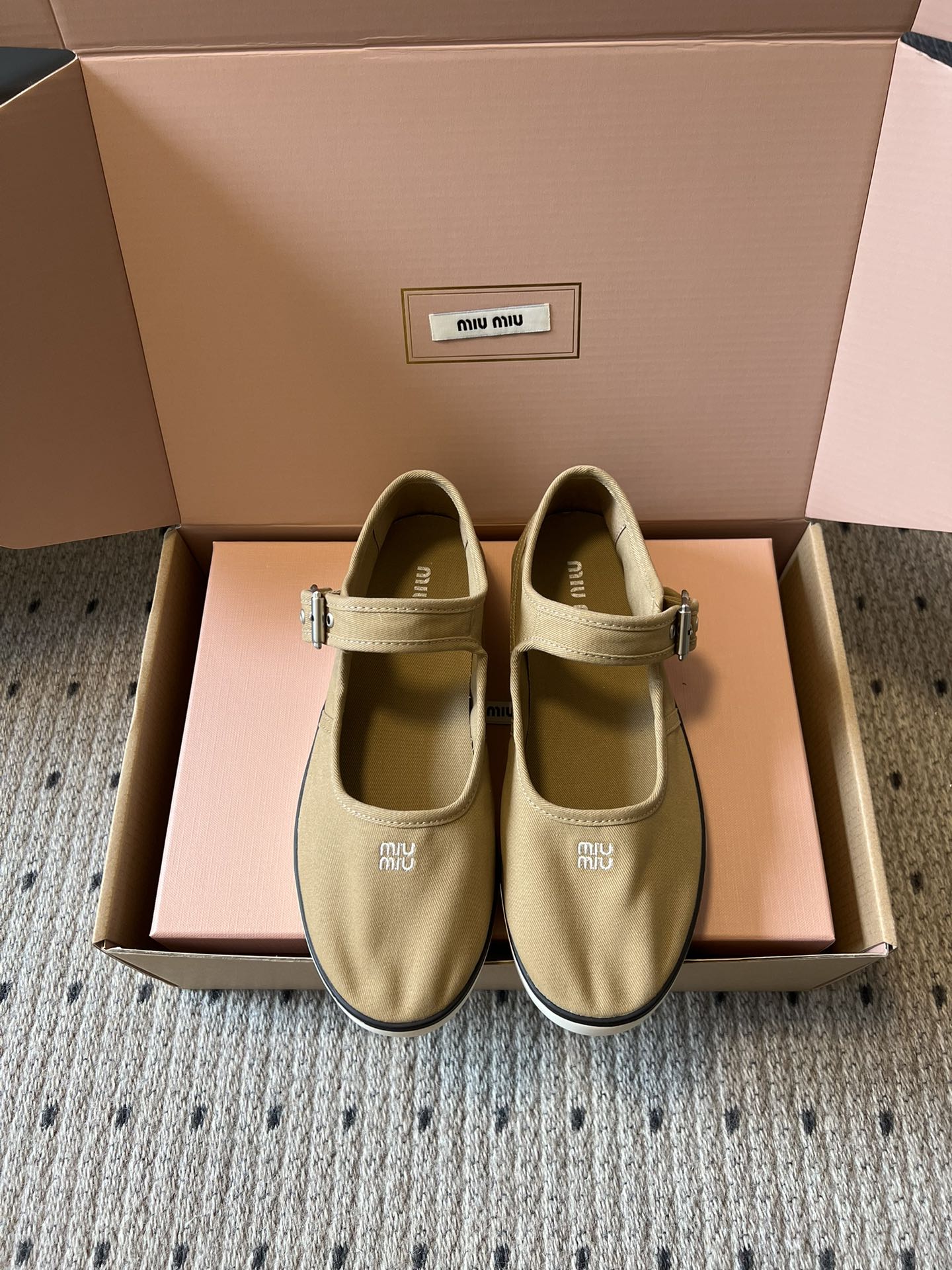 Miu Mi* 26ss 早春新款帆布休闲玛丽珍鞋miu系甜妹本命玛丽珍，帆布软乎乎贴脚，一字扣带利落又