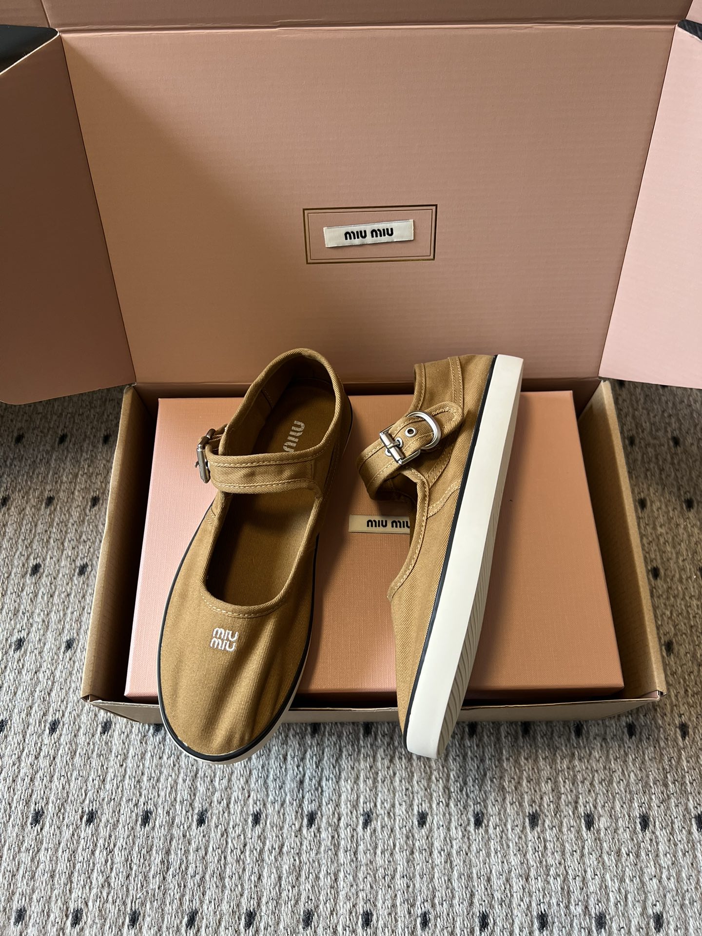 Miu Mi* 26ss 早春新款帆布休闲玛丽珍鞋miu系甜妹本命玛丽珍，帆布软乎乎贴脚，一字扣带利落又