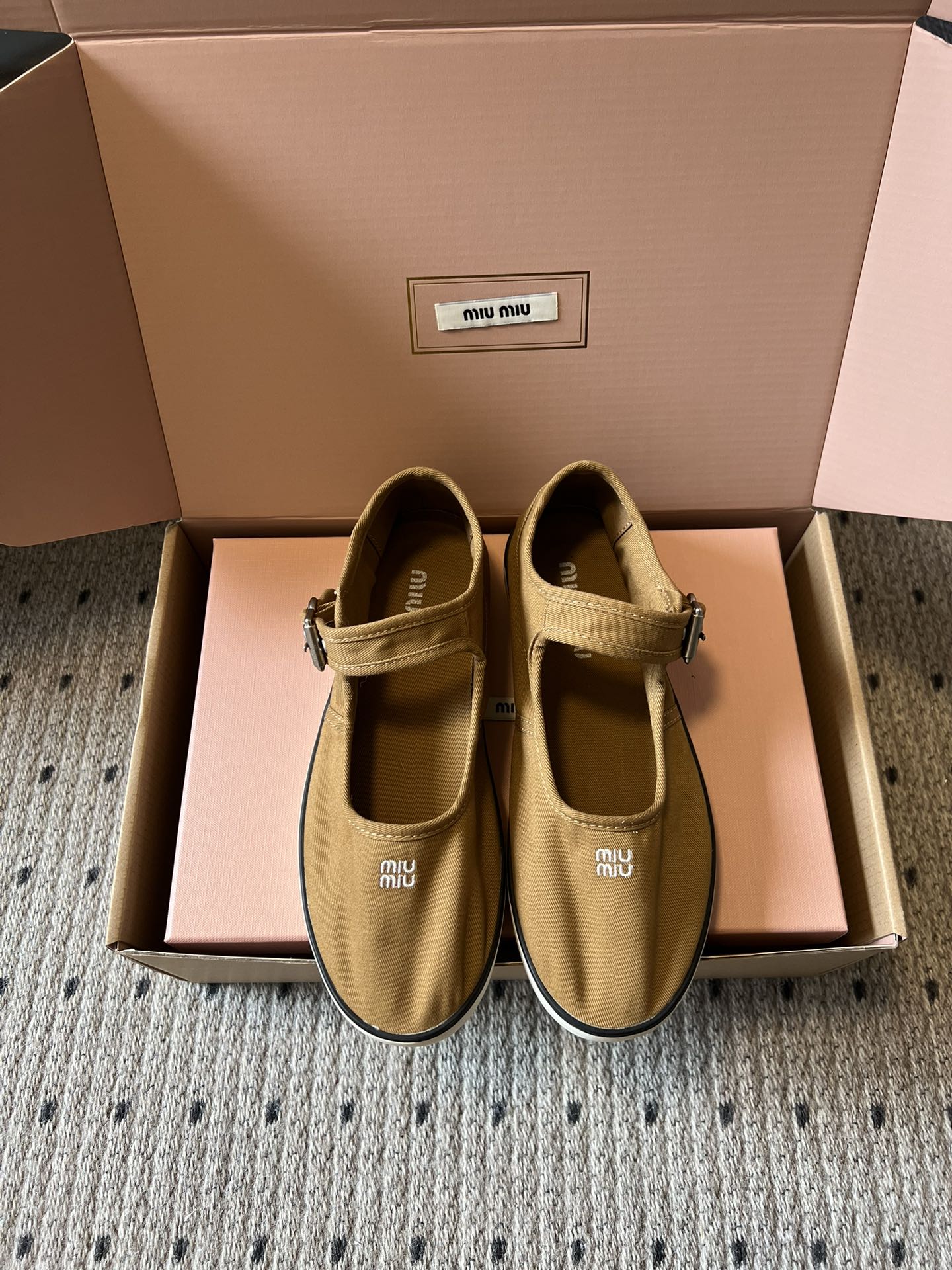 NO:759423,Miu Mi* 26ss early spring new canvas casual Mary Jane shoes. Miu is the sweet girl's original Mary Jane. The canvas is soft and close to the feet, and the one-line buckle strap is neat and age-reducing. The four colors of milk white/caramel/dark brown/khaki are suitable for all seasons. When you step on them, you feel like you are stepping on clouds. You can create a sense of college and commuting with one click. It is the kind of gentle atmosphere that will be asked for links when walking on the street.  The details of the metal buckle are exquisite and unobtrusive. It looks good when paired with a pleated skirt. It is cool and casual when paired with jeans. It goes well with any four colors and looks effortlessly fashionable no matter how you wear it. Cloth upper, lining and rubber outsole, size 35-40 (customized size 40 is not returnable), casual shoes/sports shoes, miumiu, mary jane, sneakers, skirts, jeans19860909Miu Mi* 26ss 早春新款帆布休闲玛丽珍鞋 miu系甜妹本命玛丽珍,帆布软乎乎贴脚,一字扣带利落又减龄,奶白/焦糖/深棕/卡其四色承包四季穿搭,踩上去像踩在云朵上,学院感、通勤感一键拿捏,是那种走在街上会被问链接温柔氛围. 金属扣带细节精致不张扬,搭配百褶裙是乖乖女,配牛仔裤又酷又随性,四色都好搭,怎么穿都透着不费力的时髦感. 鞋面布面 内里布里 大底橡胶大底 size35-40码（40码定制不退换）,休闲鞋/运动鞋,miumiu,mary jane,sneakers,skirts,jeans,Women's Shoes