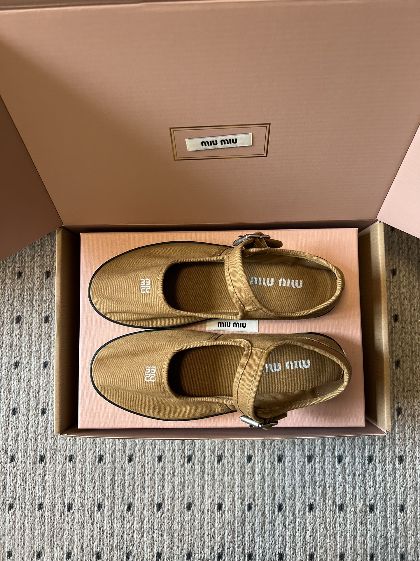 Miu Mi* 26ss 早春新款帆布休闲玛丽珍鞋miu系甜妹本命玛丽珍，帆布软乎乎贴脚，一字扣带利落又