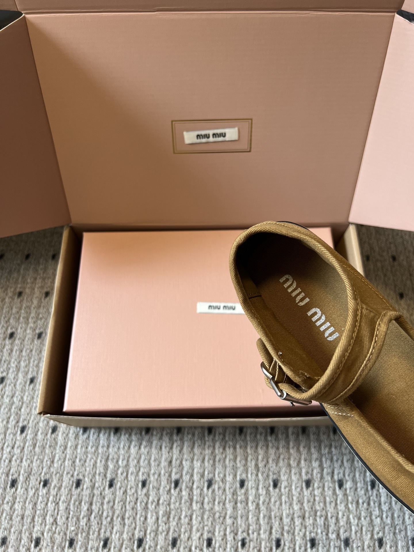 Miu Mi* 26ss 早春新款帆布休闲玛丽珍鞋miu系甜妹本命玛丽珍，帆布软乎乎贴脚，一字扣带利落又