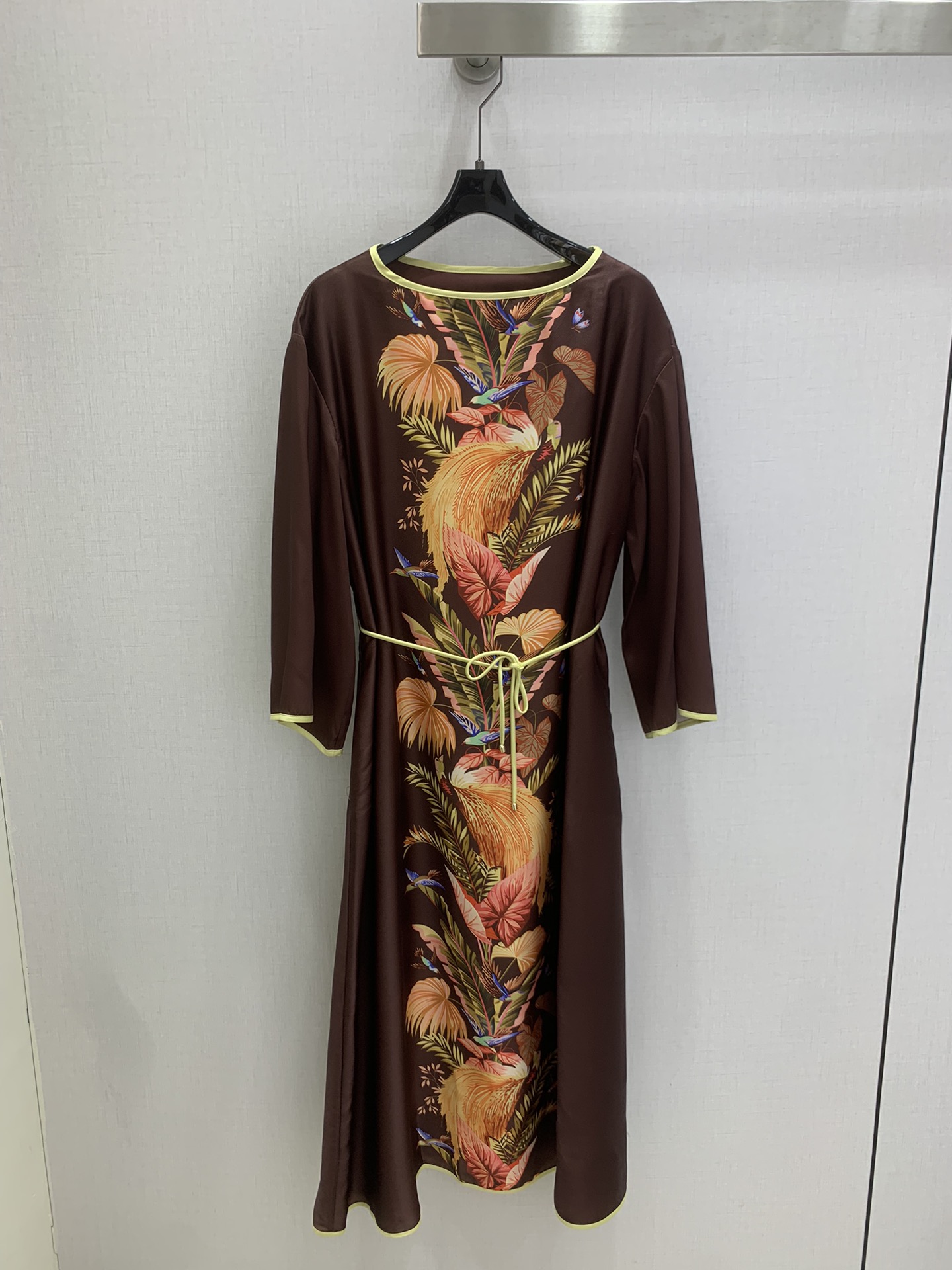 NO:762644,Highly recommended 26 early spring new brown and red tropical flower print dress, silk material is light and smooth, perfect drape, dark brown background with tropical flower print, full of exotic atmosphere!  The loose H-shaped + drawstring belt is casual and highlights the waistline. The three-quarter bell sleeves modify the arm lines and add elegance. It can be easily controlled during vacations, parties and daily life. It is a must-have for sophisticated girls with high-end positioning!  Two colors, SMLXL code, high quality ABC, skirts, real silk,19860909强烈推荐 26早春新款 棕红热带花印连衣裙,真丝材质轻盈柔滑,垂坠感满分深棕底色配热带花卉印花,异域氛围感拉满！宽松H型+抽绳腰带,随性又显腰线,七分喇叭袖修饰手臂线条,优雅气质up.度假、派对、日常都能轻松驾驭,高端定位精致女孩必入！两个色 SMLXL码 高品质ABC,,skirts,real silk,,Women's clothing