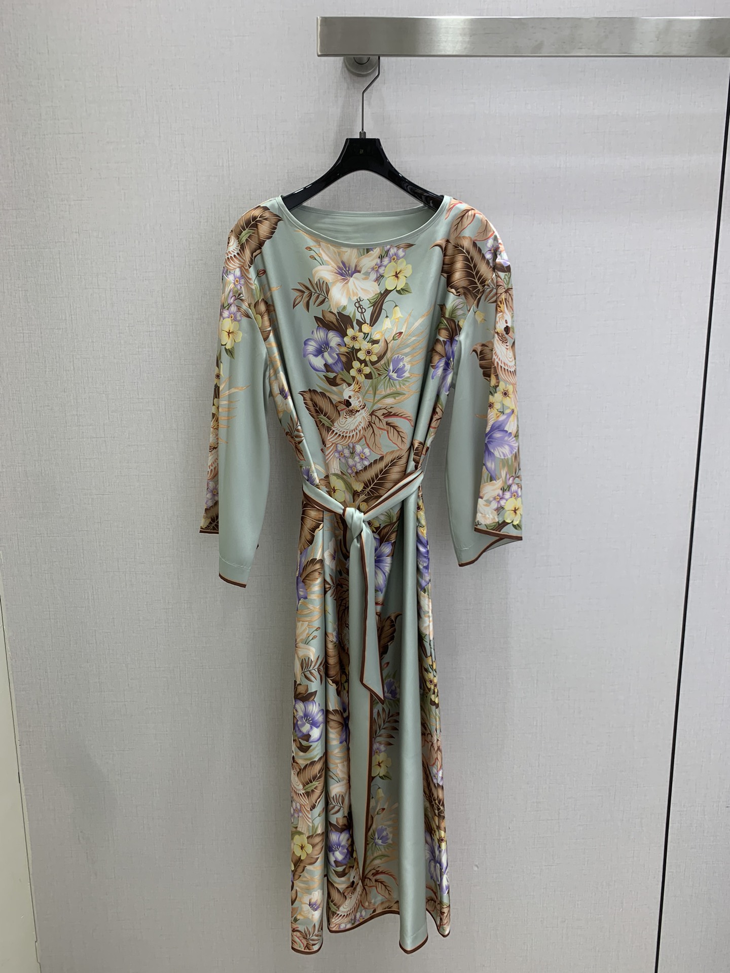 NO:762642,Highly recommended 26 early spring new gray and blue tropical flower print dress, silk material is light and smooth, perfect drape, dark brown background with tropical flower print, full of exotic atmosphere!  The loose H-shaped + drawstring belt is casual and highlights the waistline. The three-quarter bell sleeves modify the arm lines and add elegance. It can be easily controlled during vacations, parties and daily life. It is a must-have for sophisticated girls with high-end positioning!  Two colors, SMLXL code, high quality ABC, skirts, real silk,19860909强烈推荐 26早春新款 灰蓝热带花印连衣裙,真丝材质轻盈柔滑,垂坠感满分深棕底色配热带花卉印花,异域氛围感拉满！宽松H型+抽绳腰带,随性又显腰线,七分喇叭袖修饰手臂线条,优雅气质up.度假、派对、日常都能轻松驾驭,高端定位精致女孩必入！两个色 SMLXL码 高品质ABC,,skirts,real silk,,Women's clothing