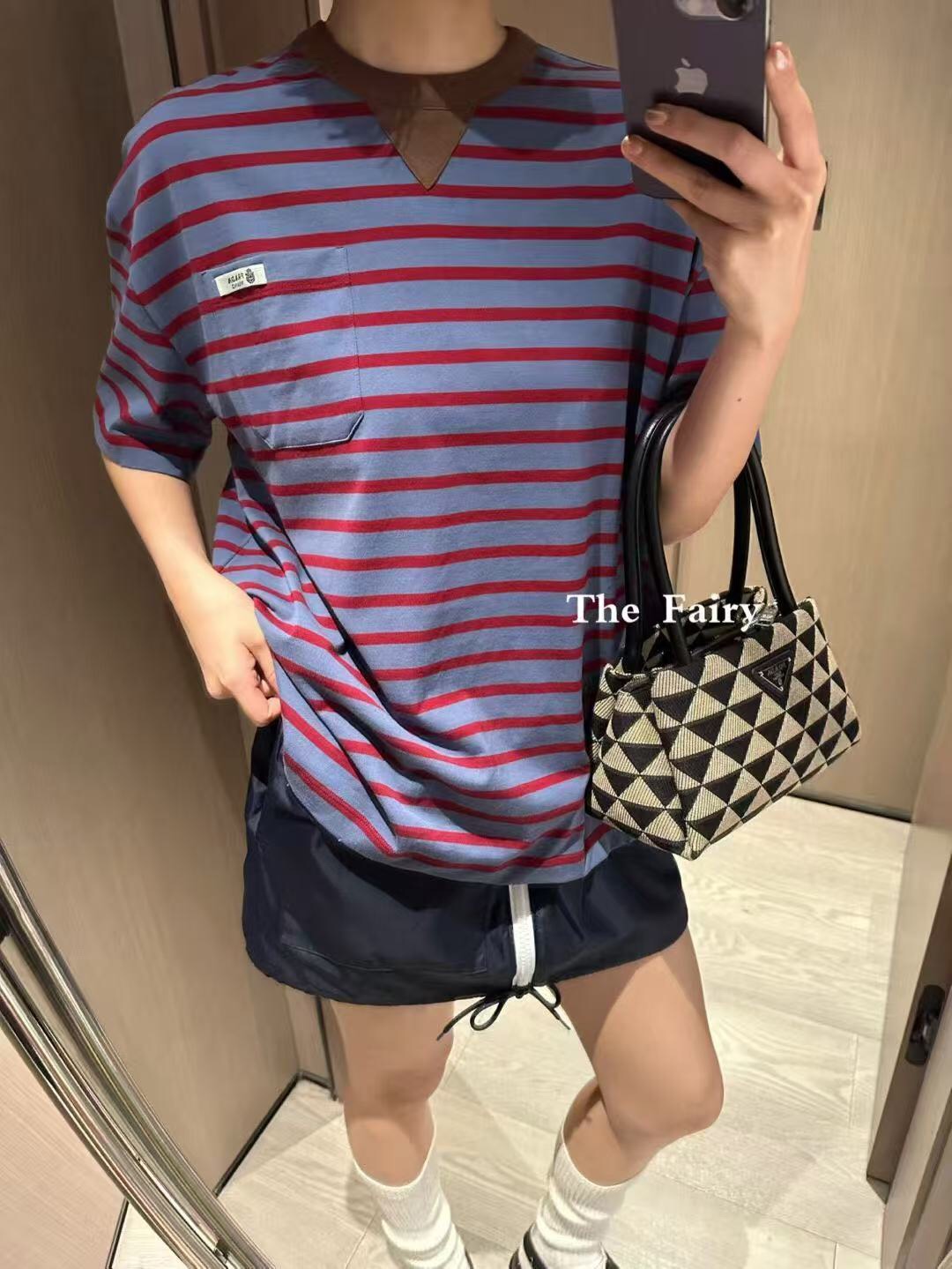 NO:755559,Model No. 20261682 Prad* new style chest collar lettering single pocket striped short-sleeved T-shirt, purple, SML, [M size shoulder width 46, bust 102, sleeve length 19, length 68; weight 0.225kg], Prada-clothing, prada, prada, T-shirt, tees, t-shirt,19860909款号20261682 Prad*新款 胸前领标字母单口袋条纹短袖T恤,紫色,SML,【M码肩宽46,胸围102,袖长19,长68；重量0.225kg】,普拉达-服装,prada,prada,T-shirt,tees，t-shirt,,Women's clothing