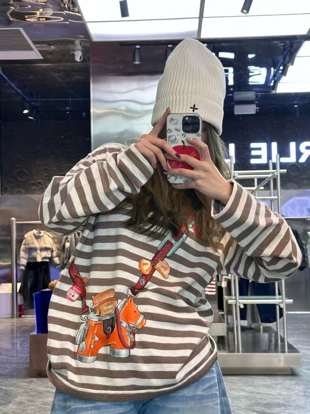 NO:755550,Model No. 20261683 Herme* New Camellia Button Pony Toaster Cute Print Colorblock Striped Long Sleeve T-shirt, Brown, SML, [M size shoulder width 49, bust 114, sleeve length 64, length 71; weight 0.285kg], Hermes - clothing, hermes, hermes, tees, t-shirt,19860909款号20261683 Herme*新款 山茶花纽扣 小马面包机可爱印花 拼色条纹长袖T恤,咖色,SML,【M码肩宽49,胸围114,袖长64,长71；重量0.285kg】,爱马仕-服装,hermes,hermes,tees，t-shirt,,Women's clothing