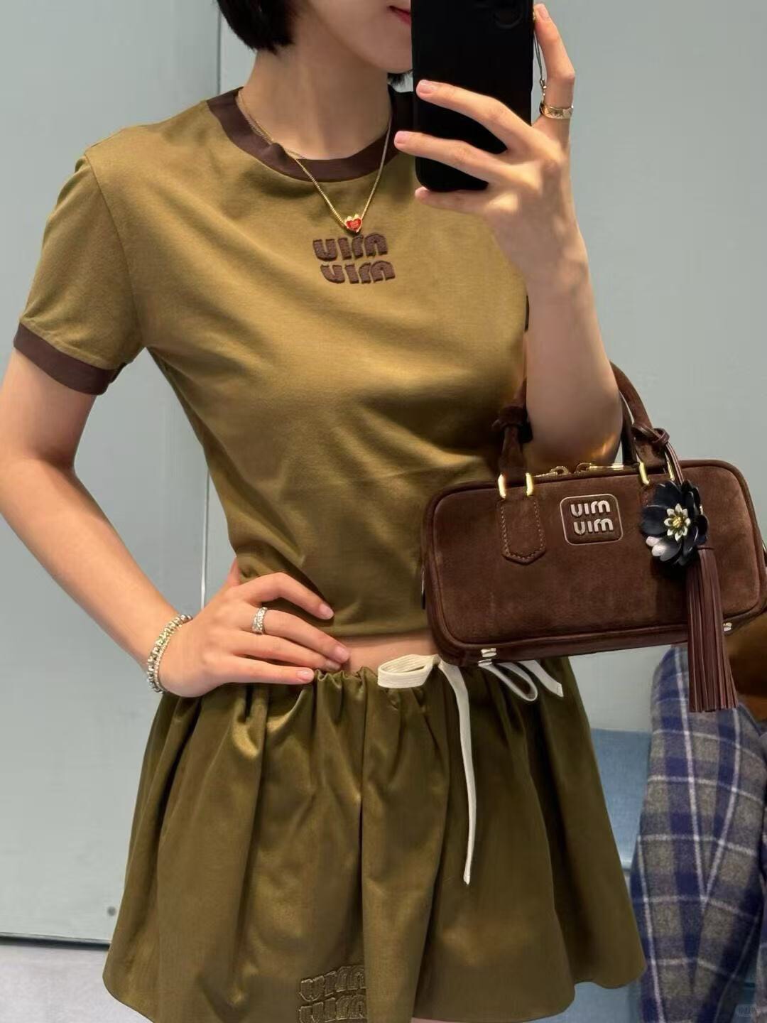 NO:755547,Model No. 20261685 Miumi* new logo letter embroidered patch slim-fit short-sleeved T-shirt, military green, SML, [M size bust 80, sleeve length 16, length 47; weight 0.130kg], Miumiu-clothing, miumiu, T-shirt, tees, t-shirt,19860909款号20261685 Miumi*新款 logo字母刺绣贴布修身短袖T恤,军绿色,SML,【M码胸围80,袖长16,长47；重量0.130kg】,缪缪-服装,miumiu,T-shirt,tees，t-shirt,,Women's clothing
