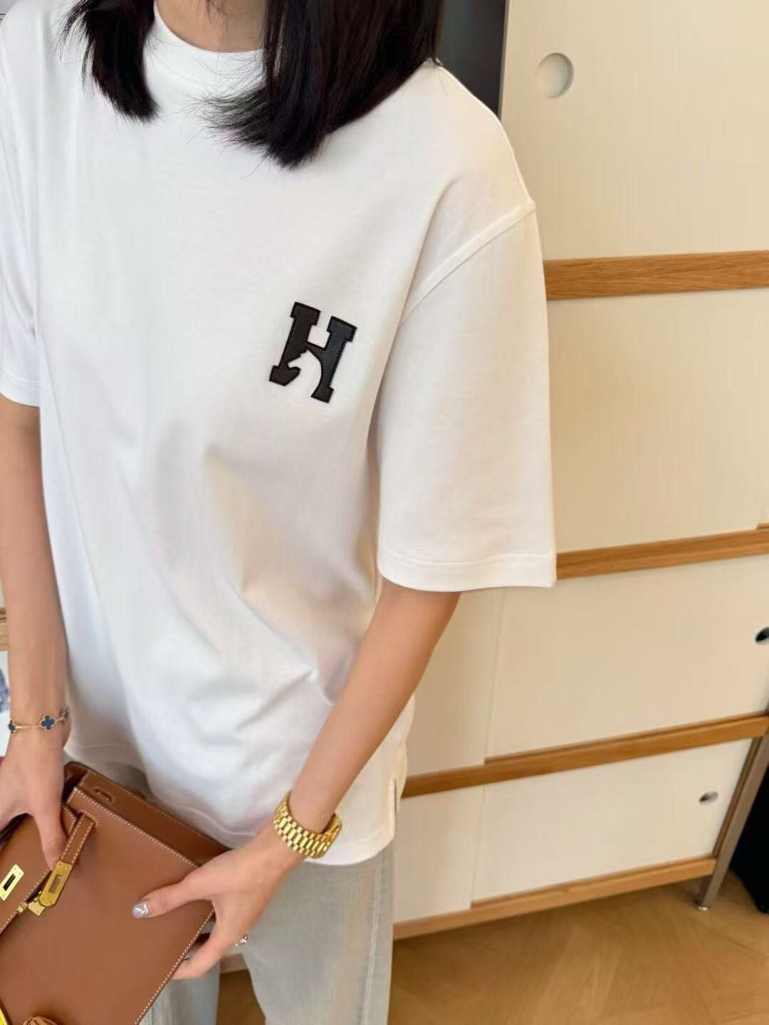 NO:755558,Model number 20261693 Herme* new H leather label pure cotton short-sleeved T-shirt, white, gray, SML, [M size shoulder width 43, chest 102, sleeve length 23, length 68; weight 0.215kg], Hermes-clothing, hermes, hermes, T-shirt, tees, t-shirt,19860909款号20261693 Herme*新款 H皮标纯棉短袖T恤,白色,灰色,SML,【M码肩宽43,胸围102,袖长23,长68；重量0.215kg】,爱马仕-服装,hermes,hermes,T-shirt,tees，t-shirt,,Women's clothing