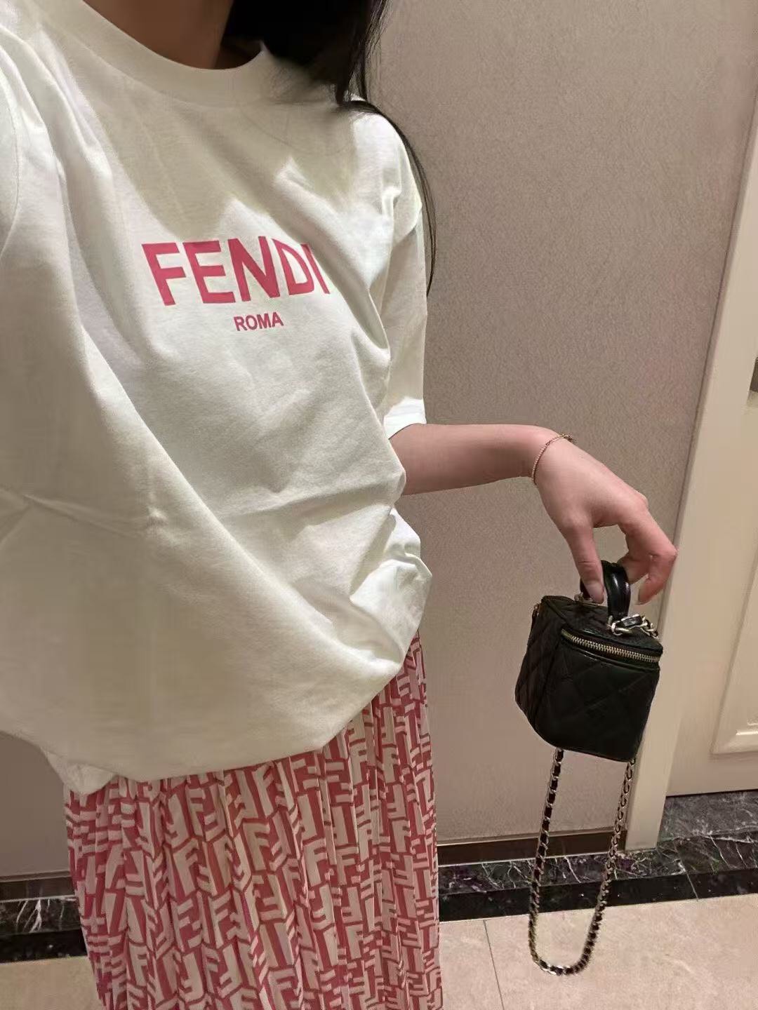 NO:755555,Model number 20261694 Fend* new logo letter printed pure cotton short-sleeved T-shirt, white, SML, [M size shoulder width 46, chest 100, sleeve length 23, length 70; weight 0.150kg], Fendi-clothing, fendi, fendi, T-shirt, tees, t-shirt,19860909款号20261694 Fend*新款 logo字母印花纯棉短袖T恤,白色,SML,【M码肩宽46,胸围100,袖长23,长70；重量0.150kg】,芬迪-服装,fendi,fendi,T-shirt,tees，t-shirt,,Women's clothing